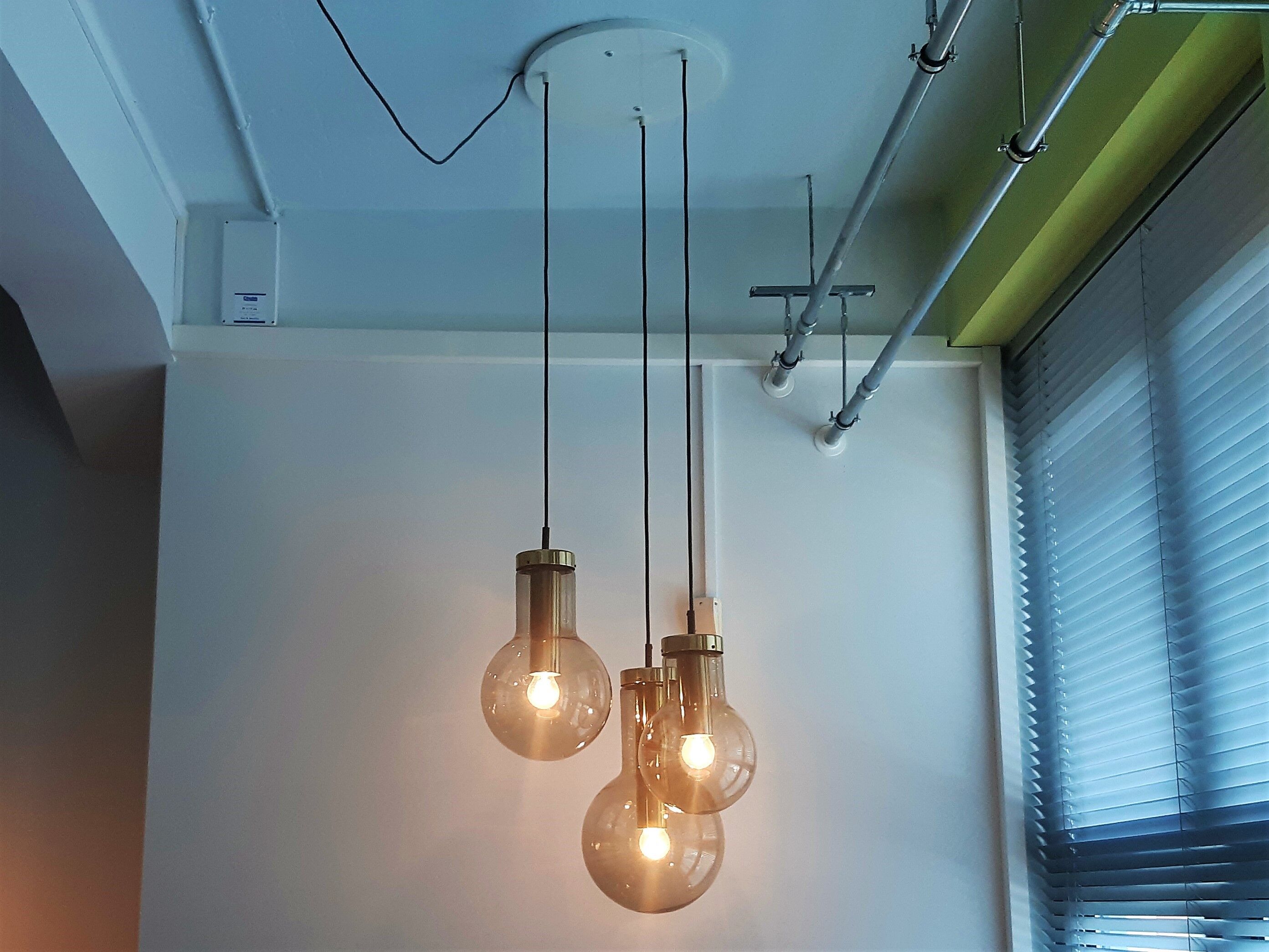 Ceiling light with 3 glass and brass maxi globe p