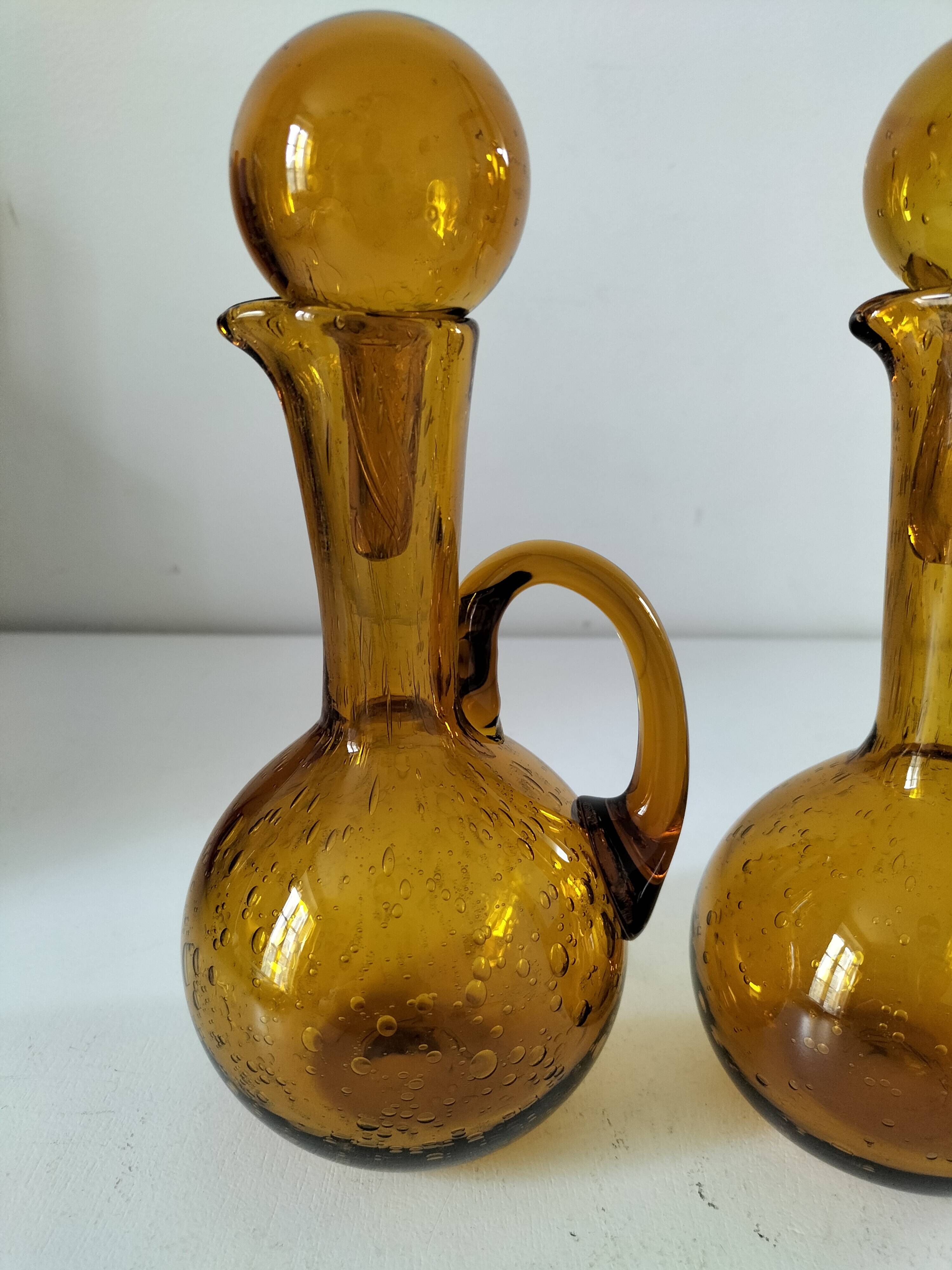 Duo of blown glass carafes – Biot signed – Bubbled amber glass