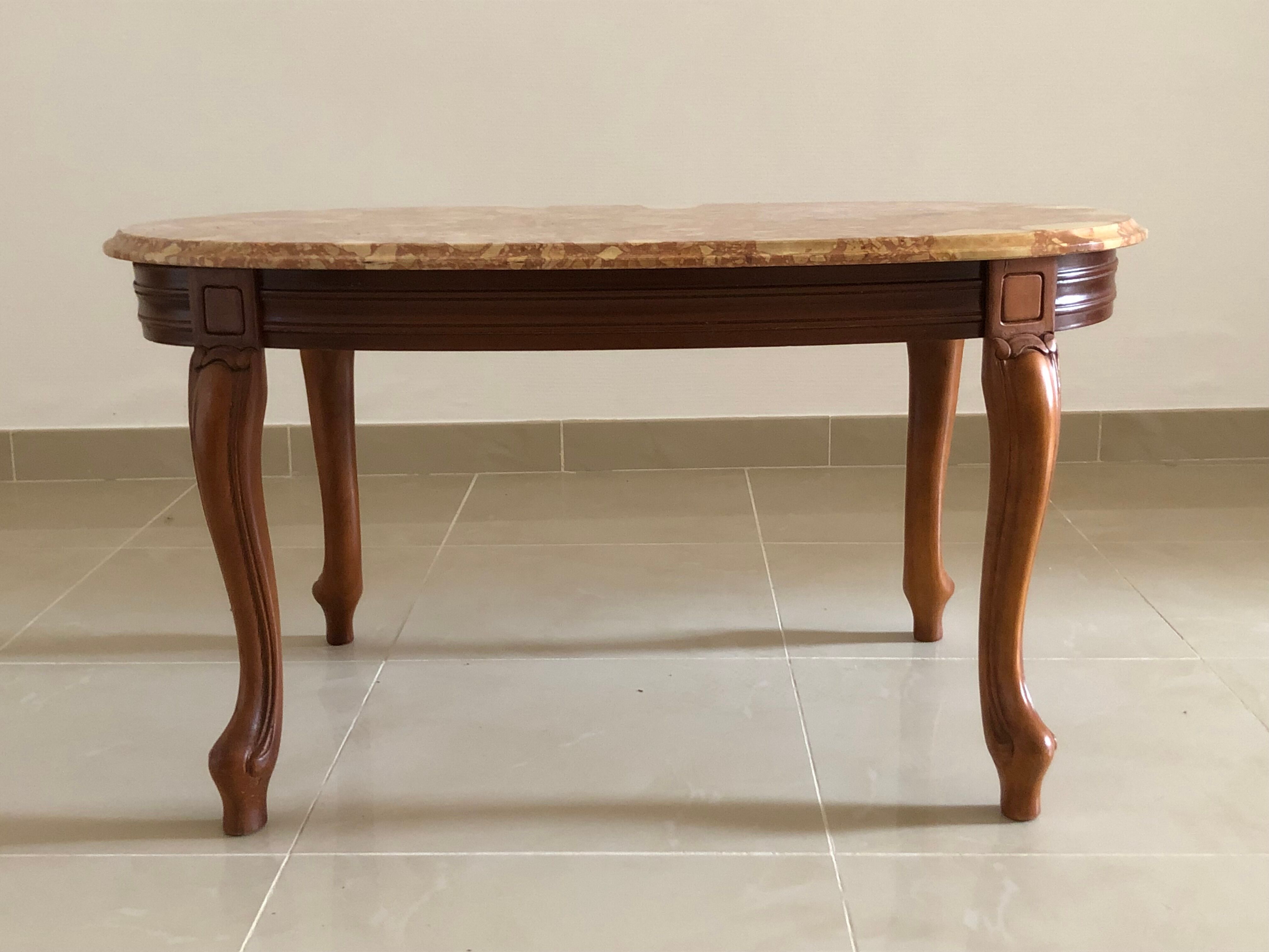 Table basse avec plateau en marbre