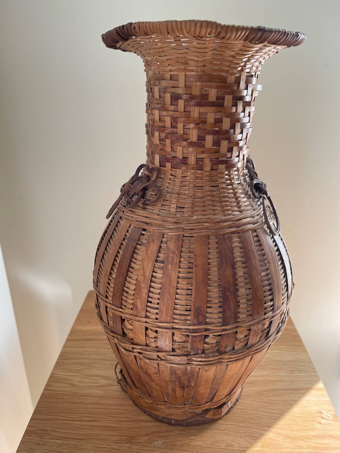 Vase en rotin vintage
