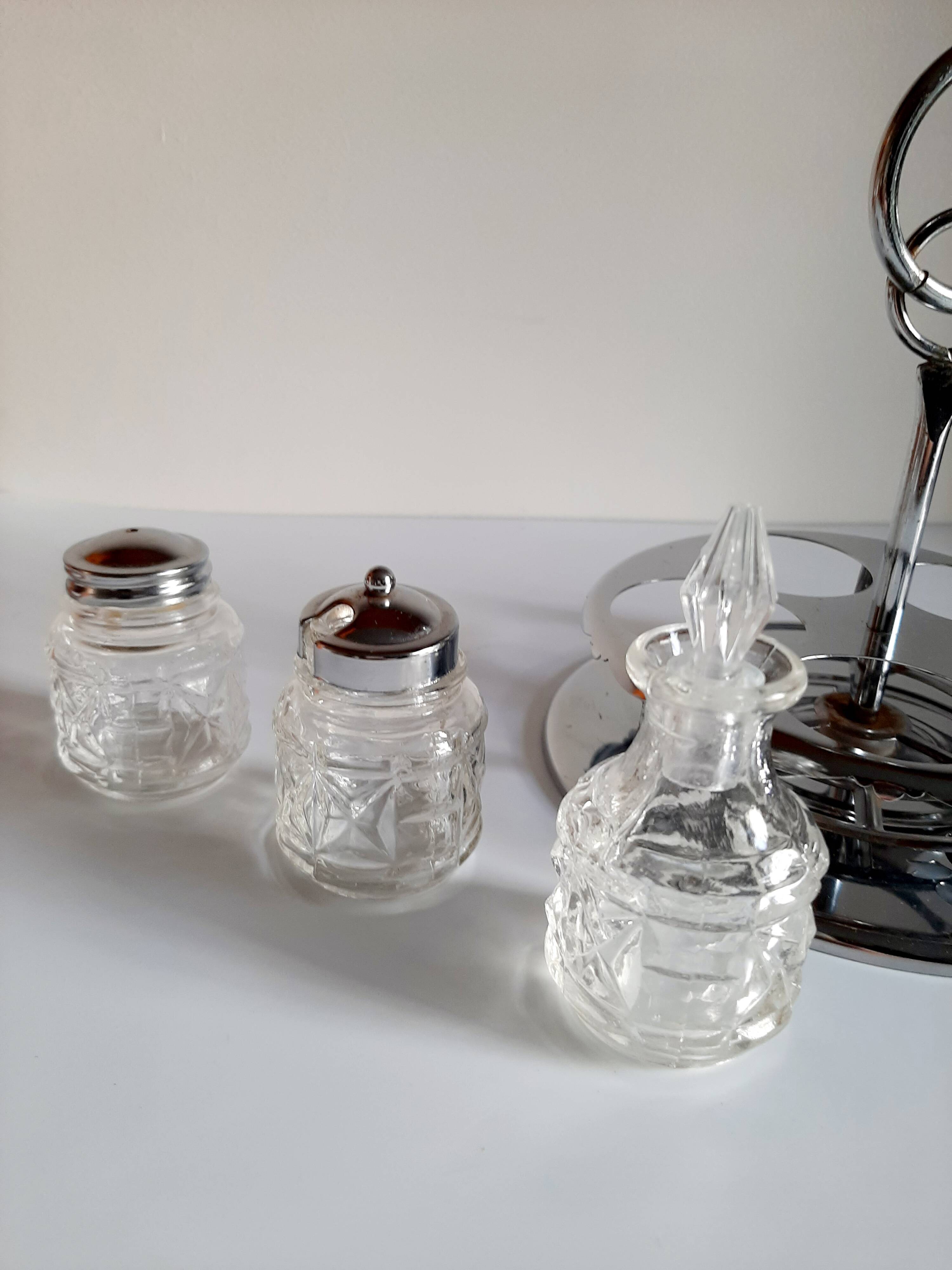 Salt and pepper servant