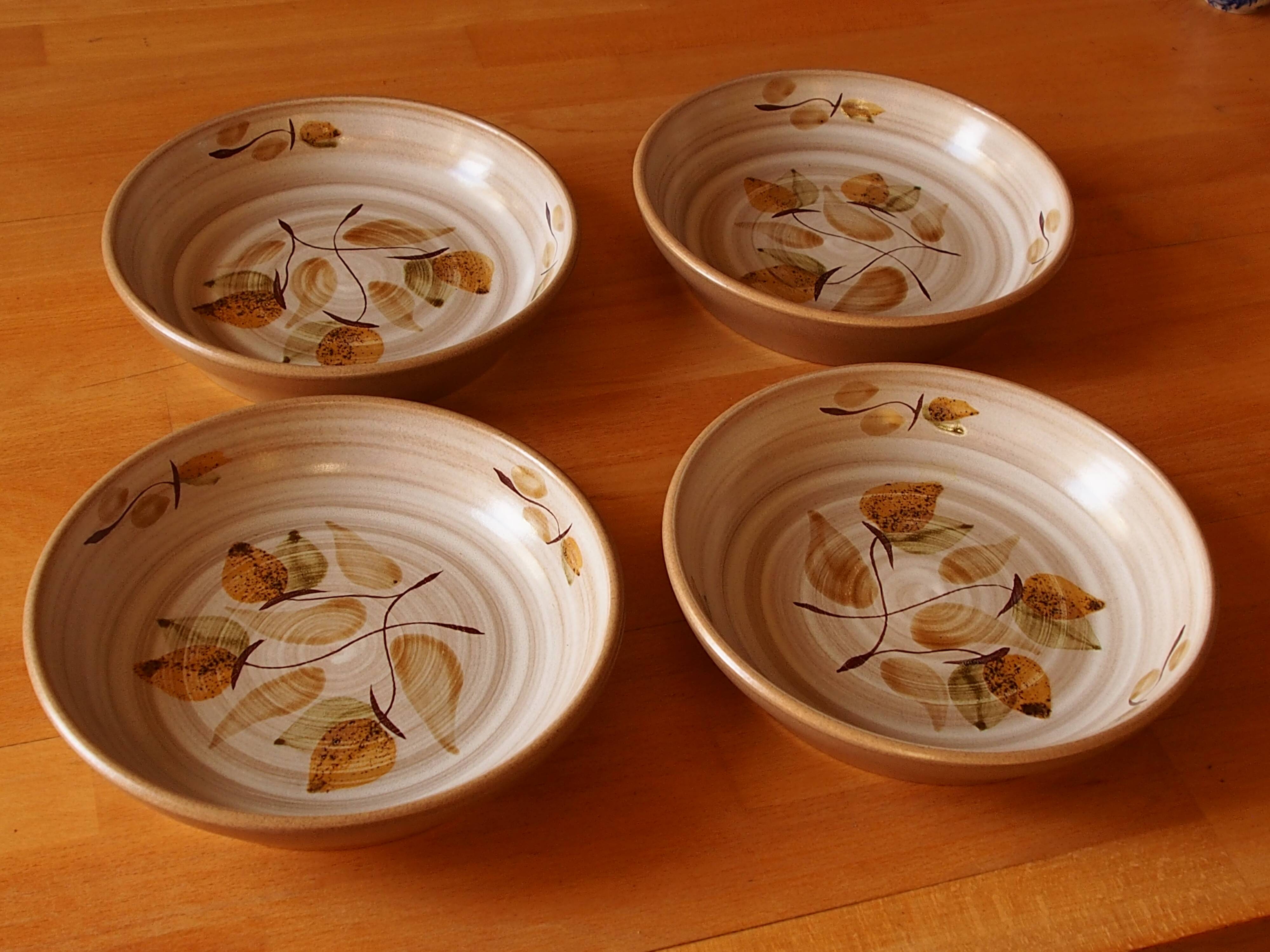 Four bowl-shaped plates in vintage Niderviller stoneware with plant decoration