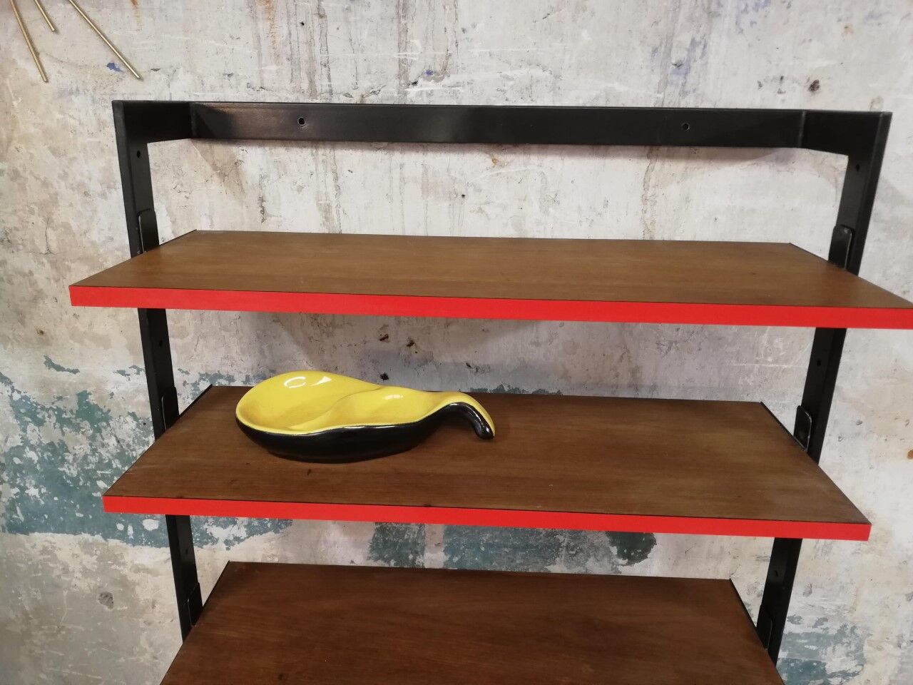 Office module with 50s shelves