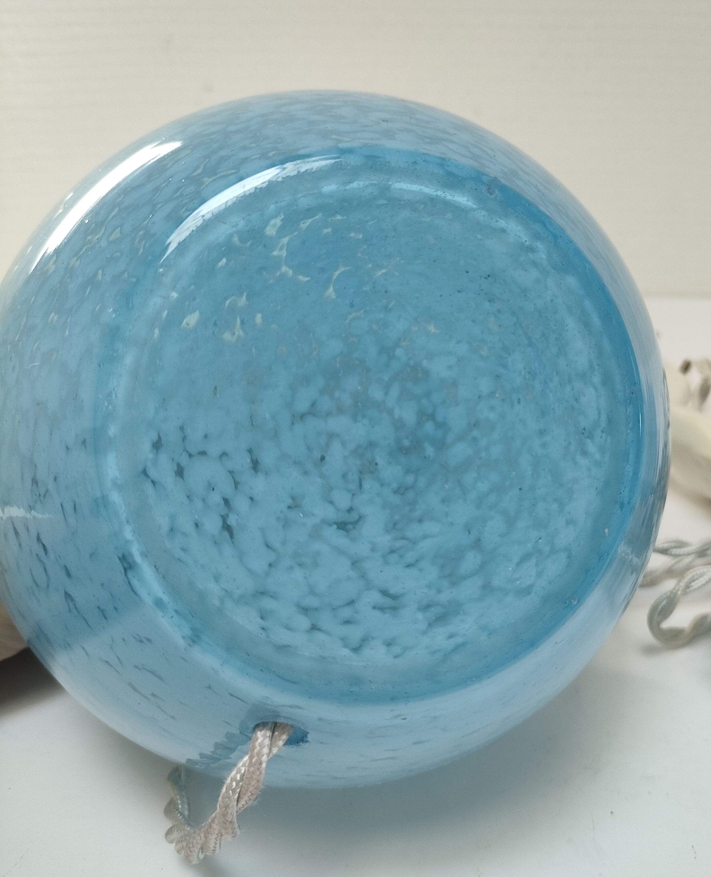 Deux pieds lampes boules art déco verre de clichy bleu