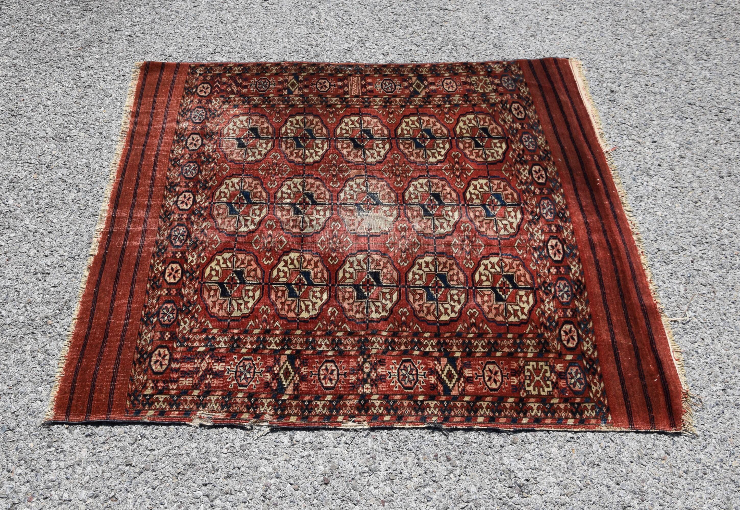 Antique Turkmen Bukhara rug: 0.95 x 1.10 meters