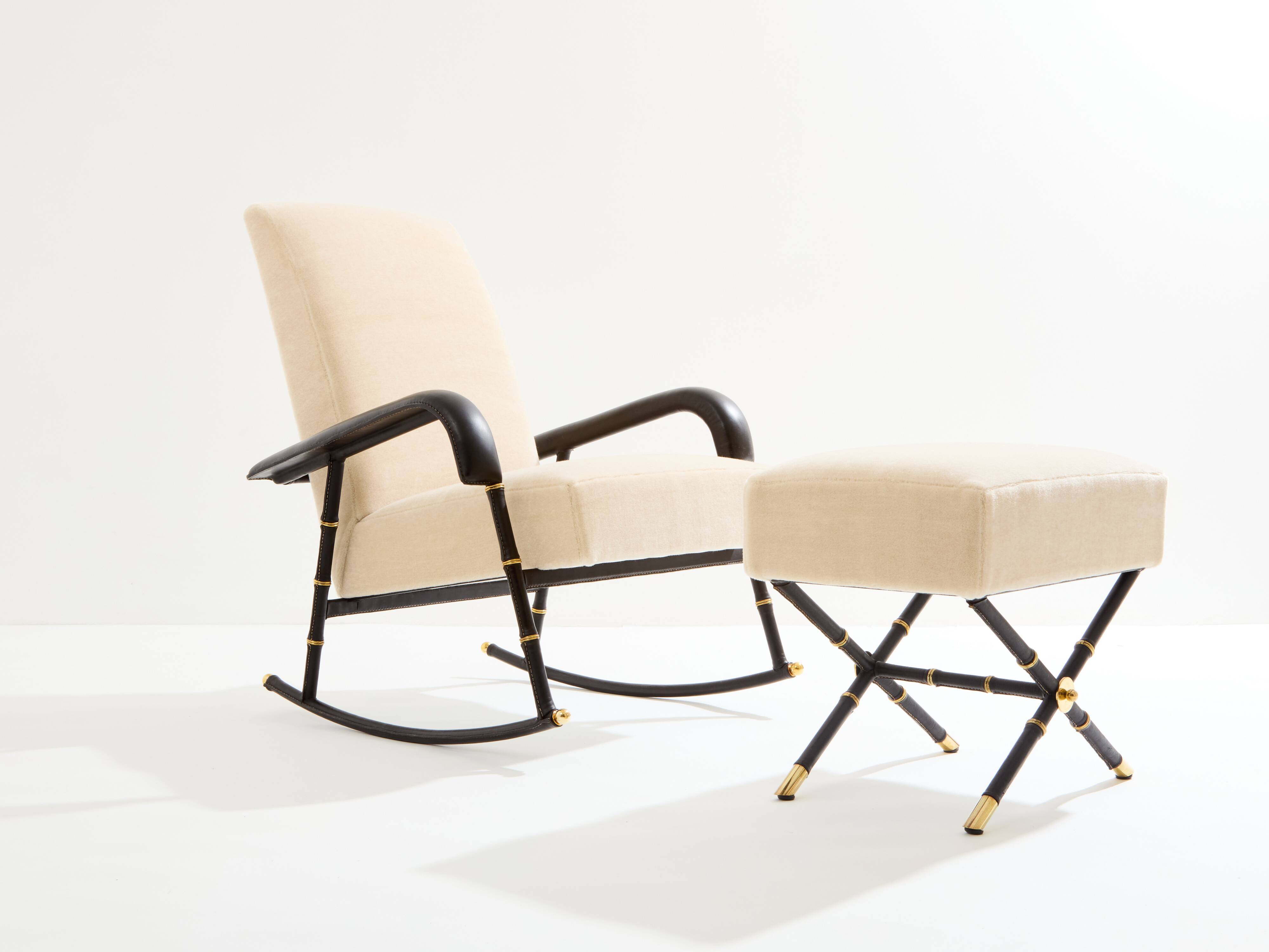 Jacques Adnet Fauteuil à bascule et ottoman cuir et velours de mohair 1950