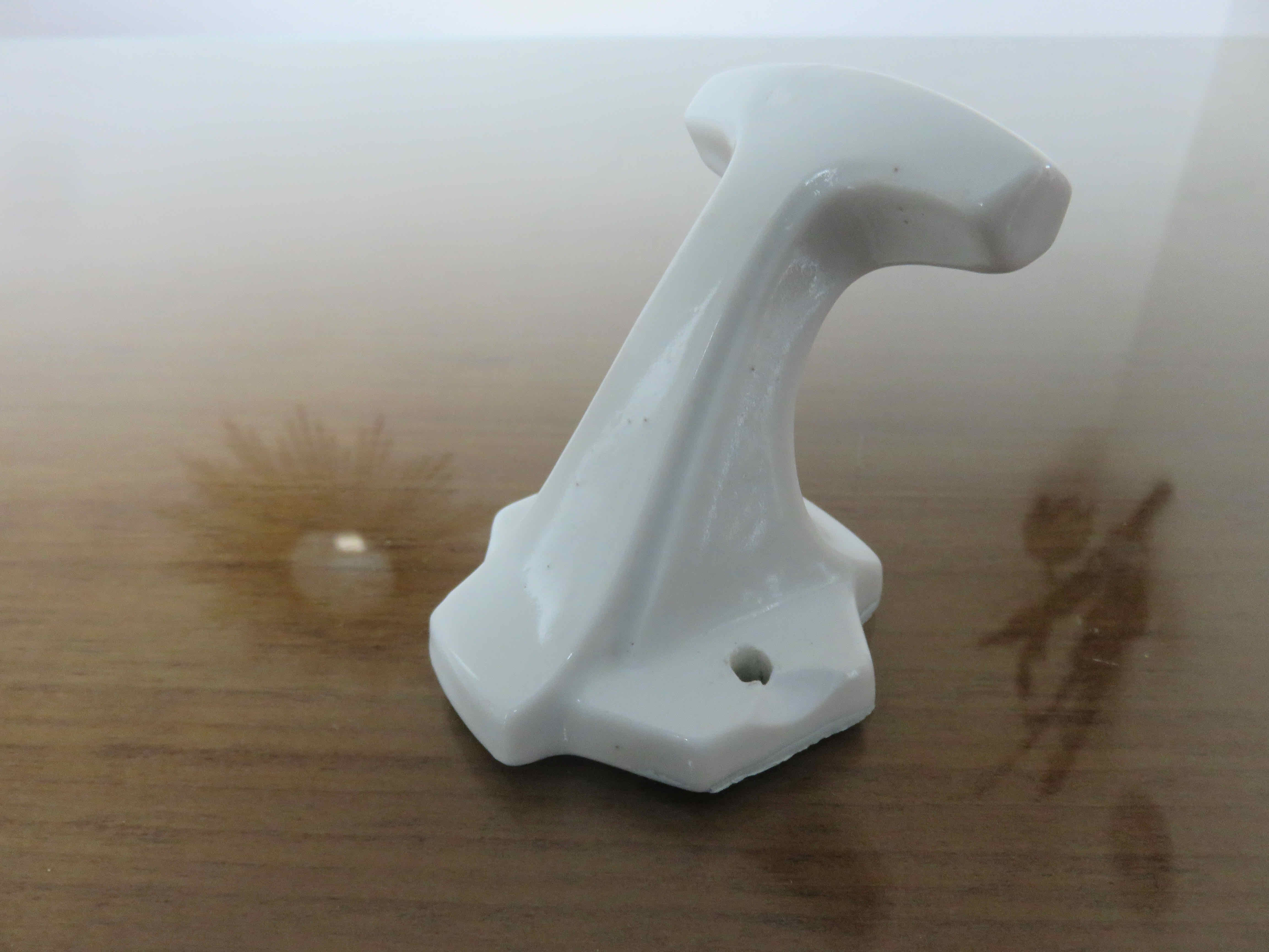 Paire de patères en porcelaine blanche Art Deco années 30 40