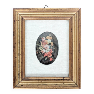 Vintage floral print with oval mat and gold wooden frame.