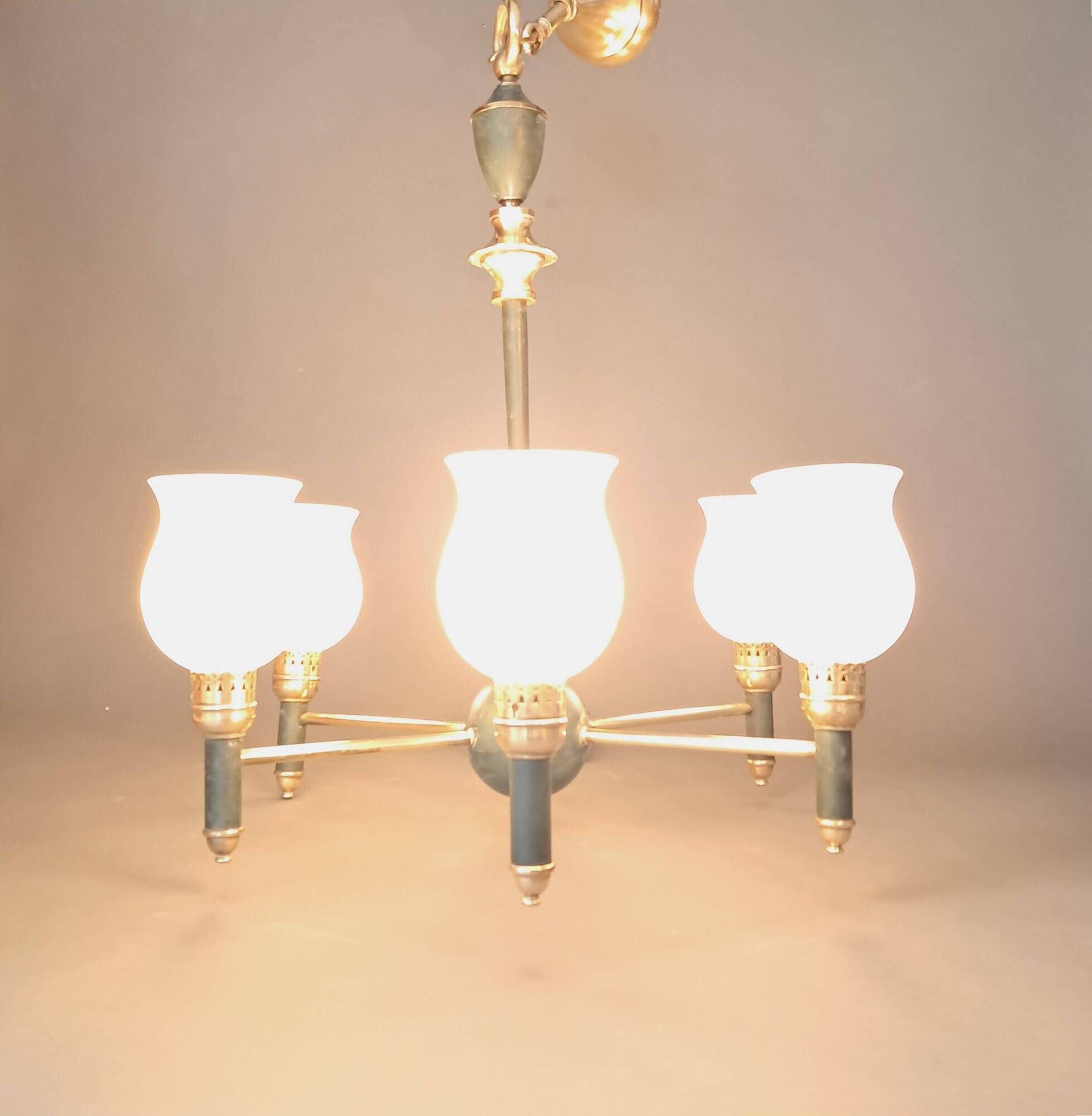 Maison Lunel 1960 6-light chandelier in gilded brass and green lacquered.