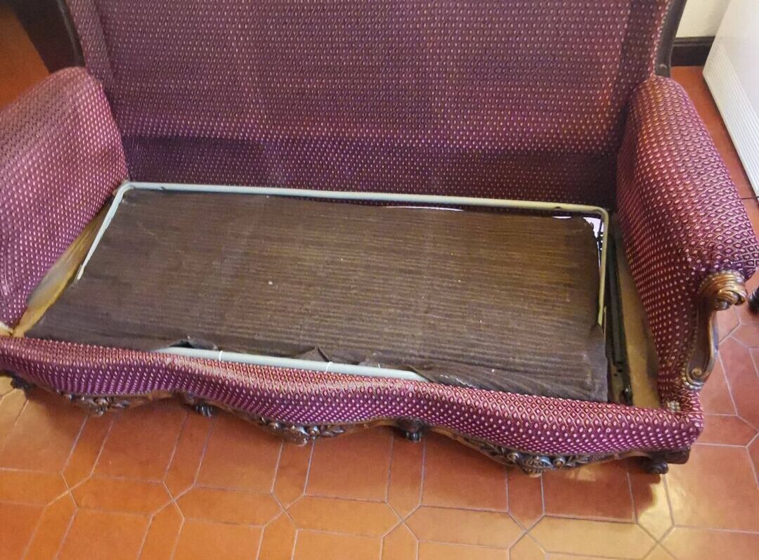 Burgundy velvet canapé bed in Louis XV Regency style.