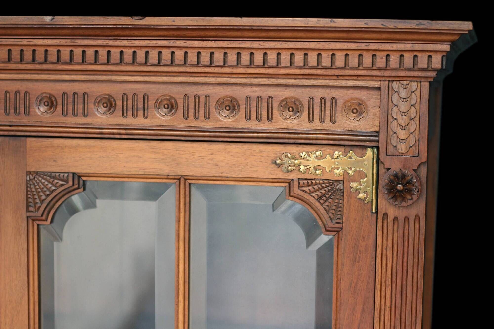 Belle armoire parisienne en noyer massif (début XXeme).