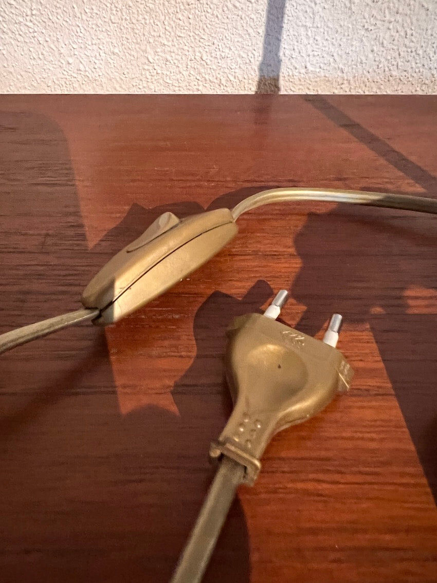 Vintage bronze hunting dog table lamp, marble base and brass tube