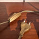 Lampe de table vintage chien de chasse en bronze, socle marbre et tube en laiton