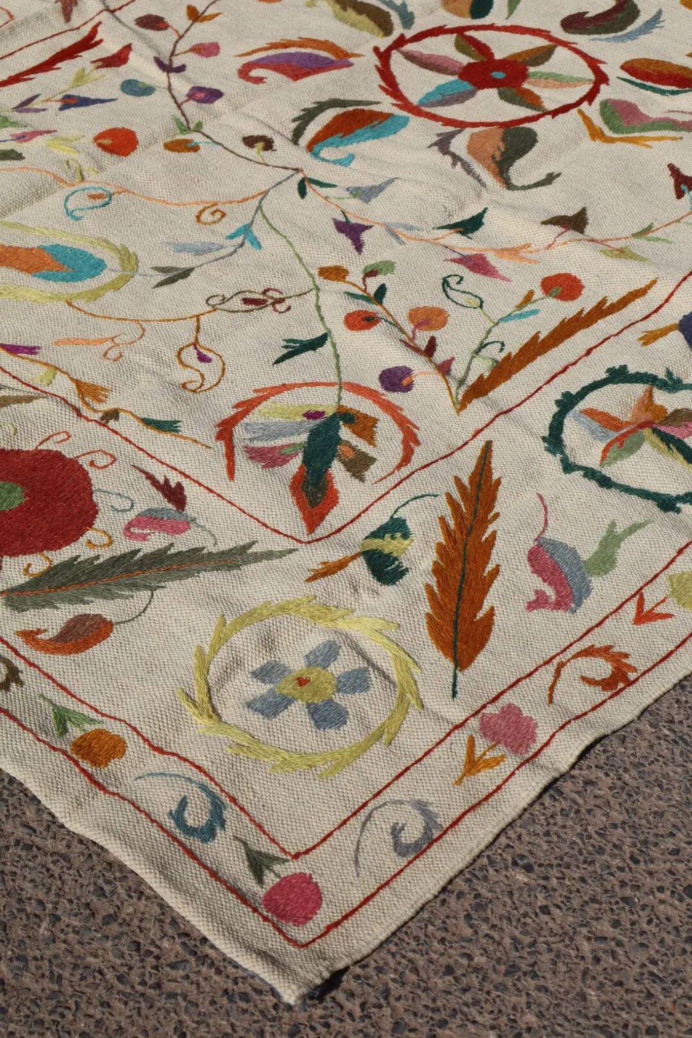 Multicoloured white kilim rug – 238 x 159 cm