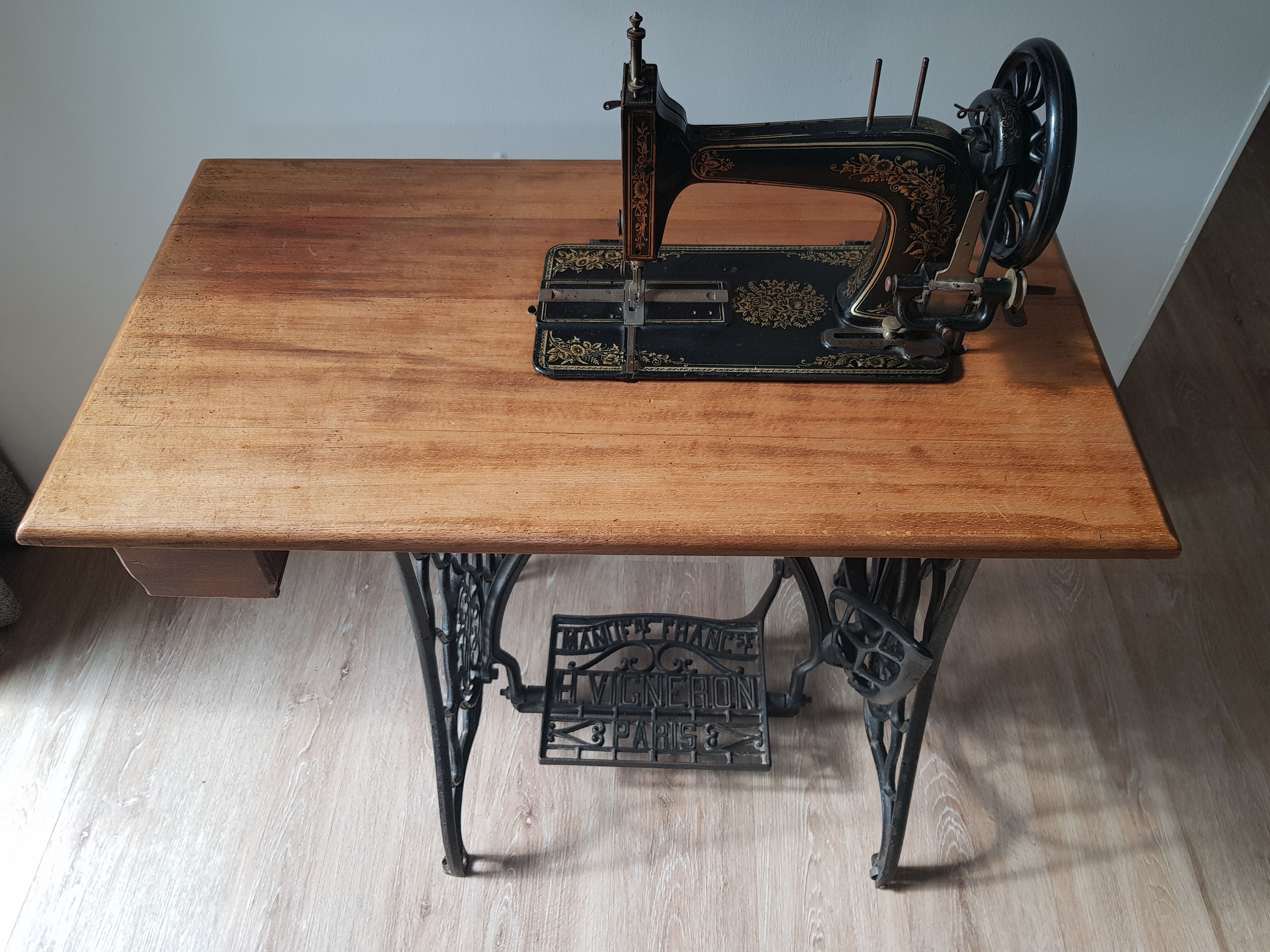 Old sewing machine H. Vigneron