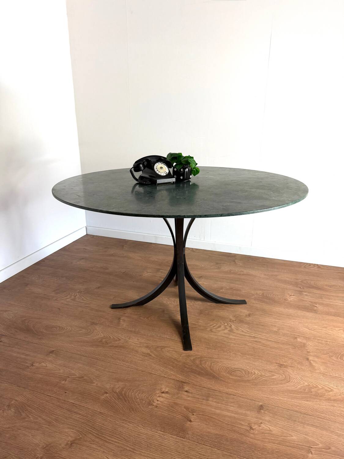 Round dining table – green marble & wrought iron