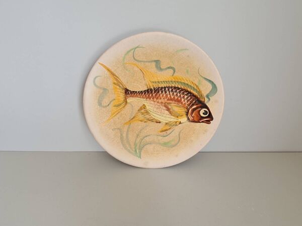 Assiette décorative figurant un poisson, signée Vallauris 1950