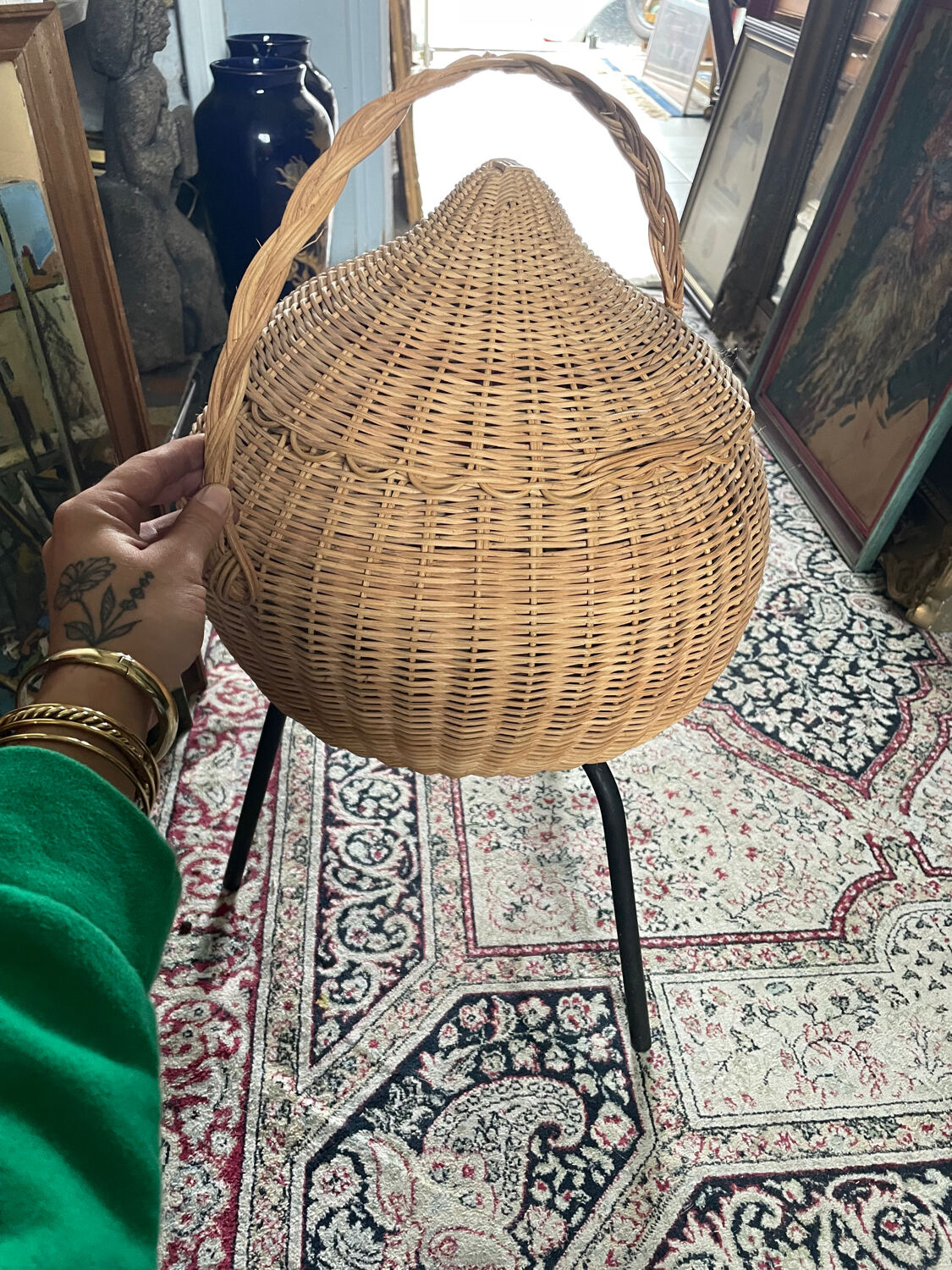 Wicker basket on foot fabric inner covering