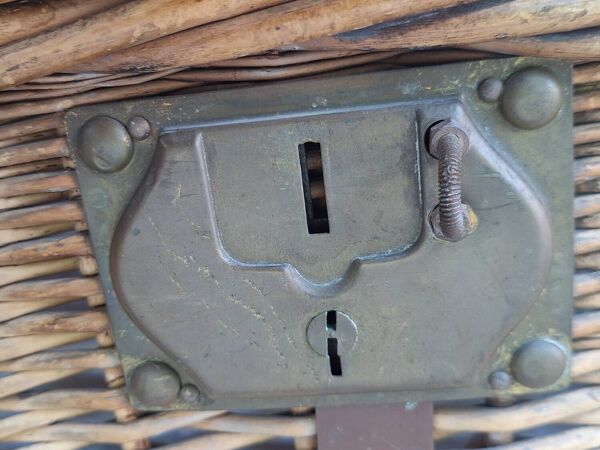 Malle, coffre en osier tressé