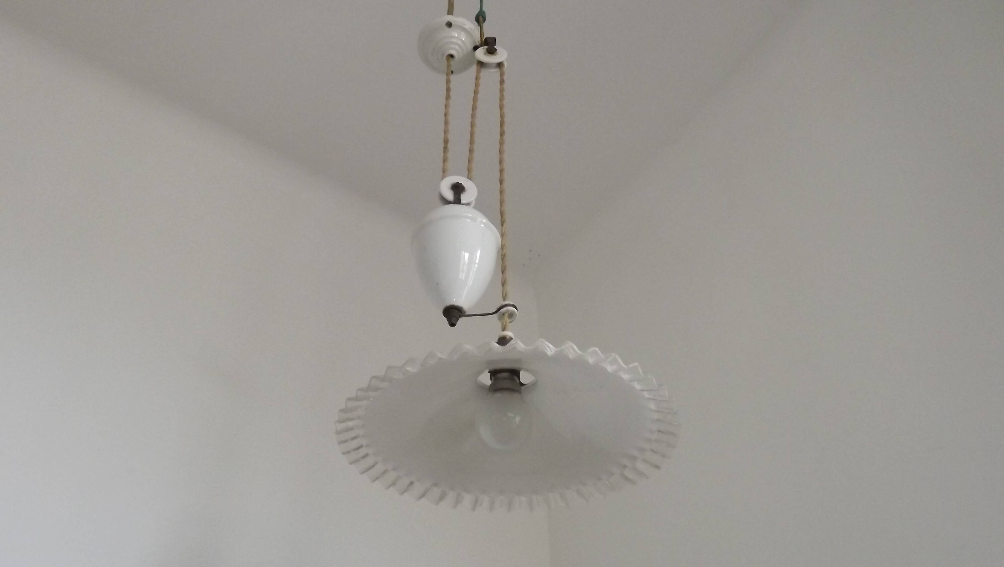 Suspension vintage français à contrepoids avec abat-jour en verre opalin
