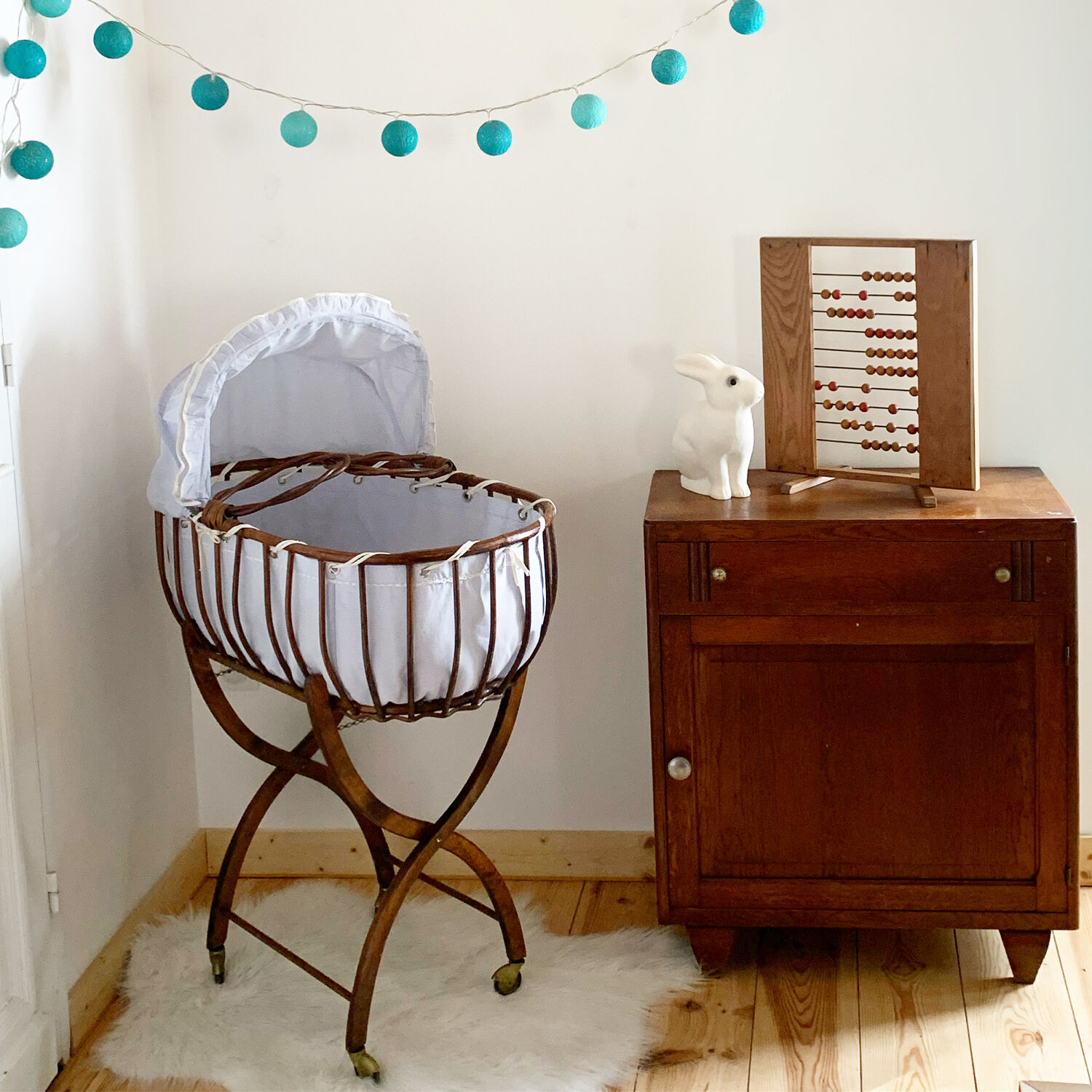 Berceau en rotin vintage et son support à roulettes