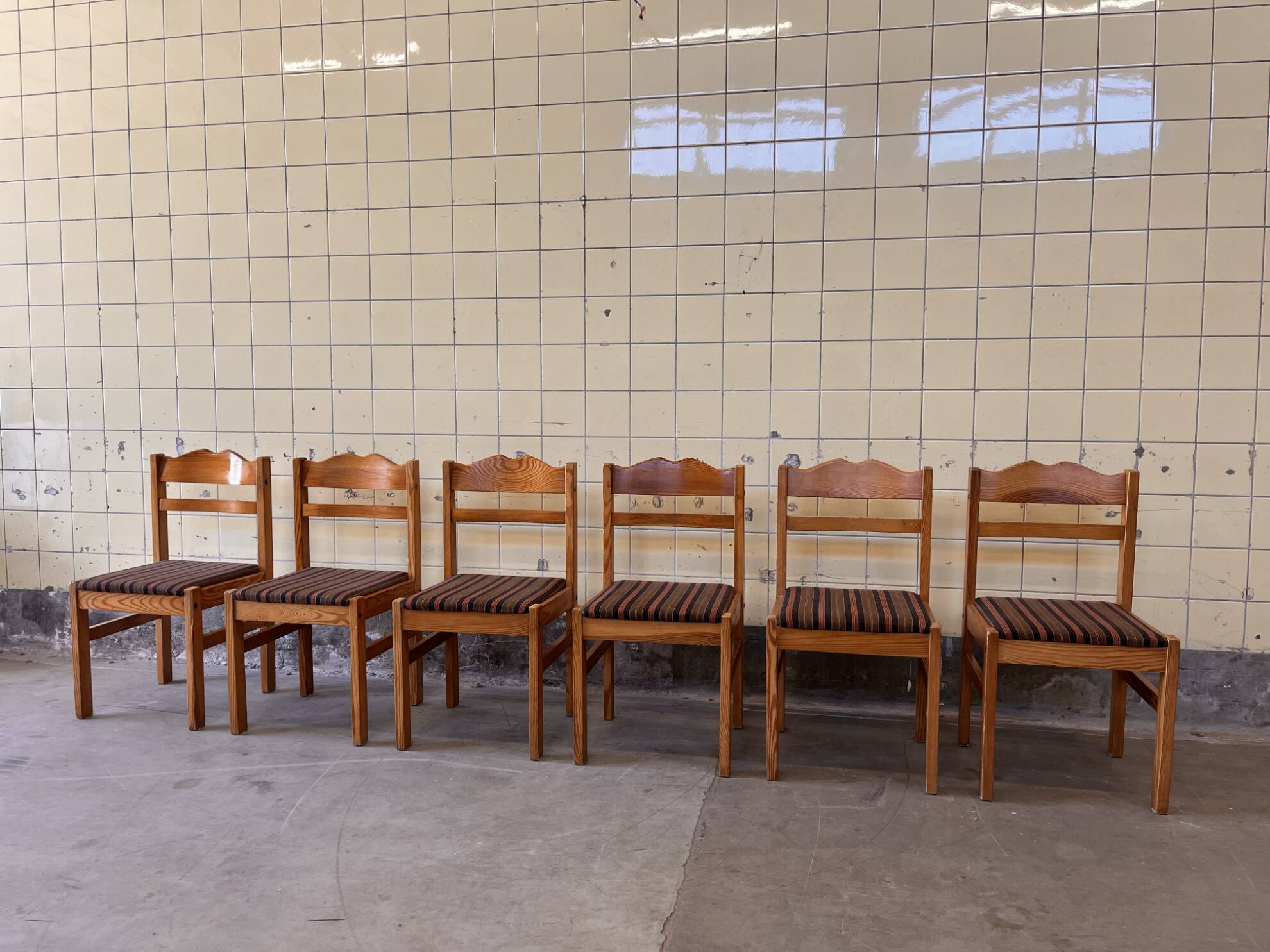 Set of six Scandinavian dining chairs in pine