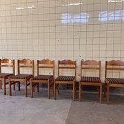 Ensemble de six chaises de salle à manger scandinaves en pin.