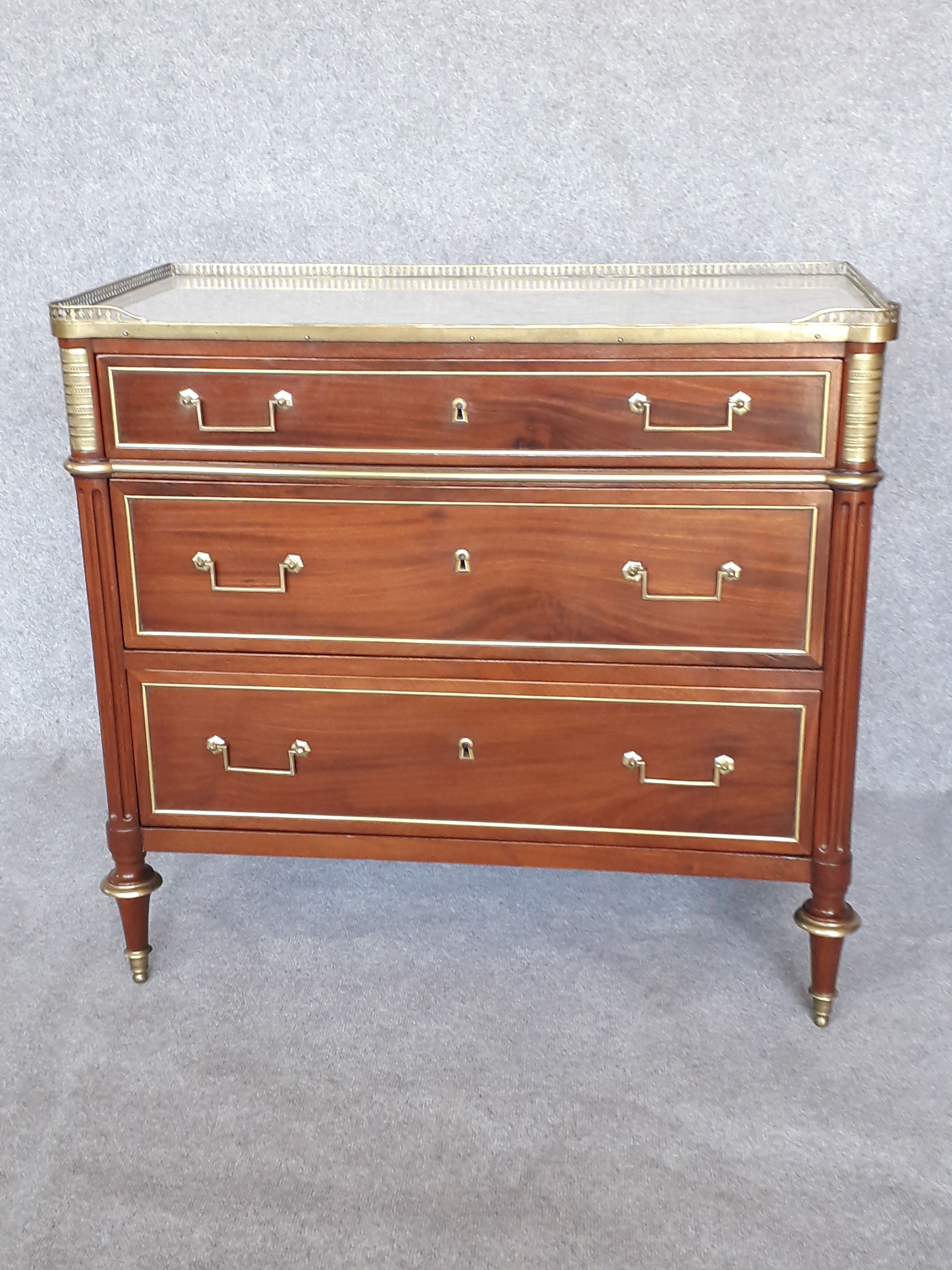 Commode d'époque Louis XVI en acajou