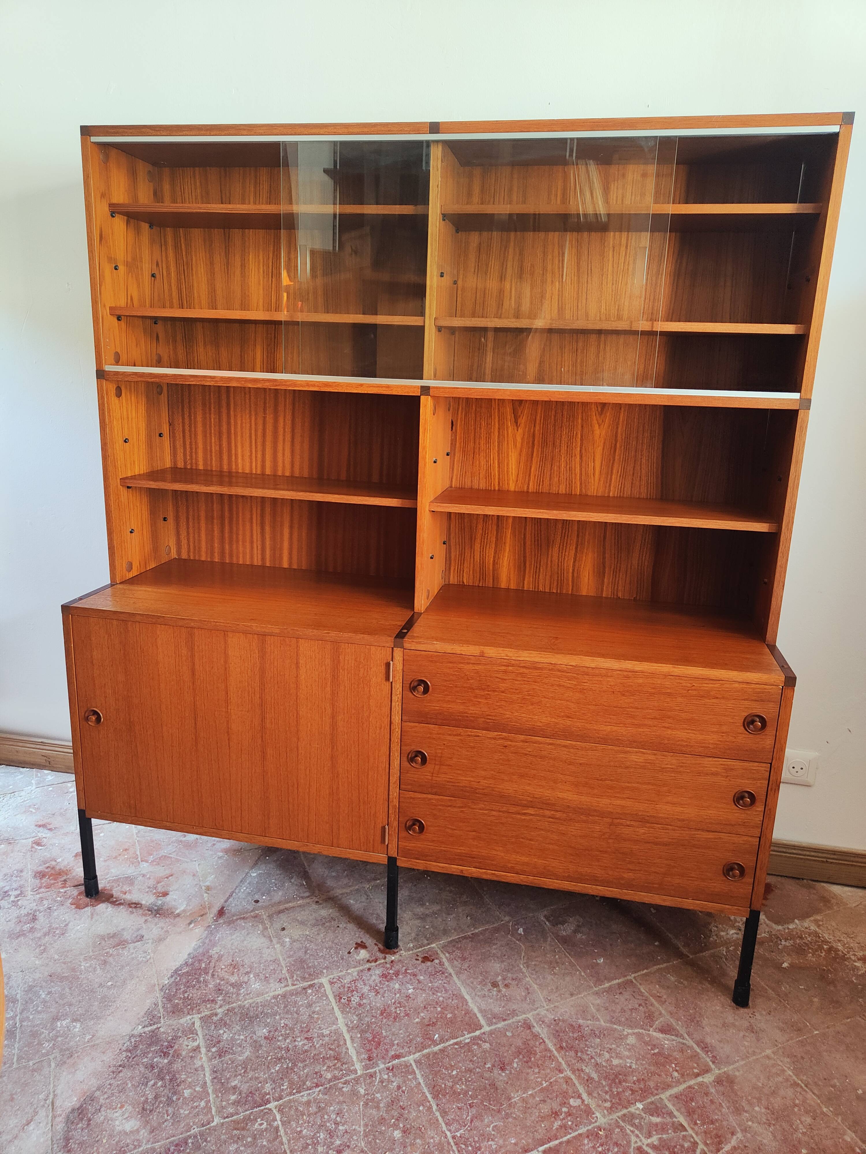 Enfilade of minivielle bookshelves