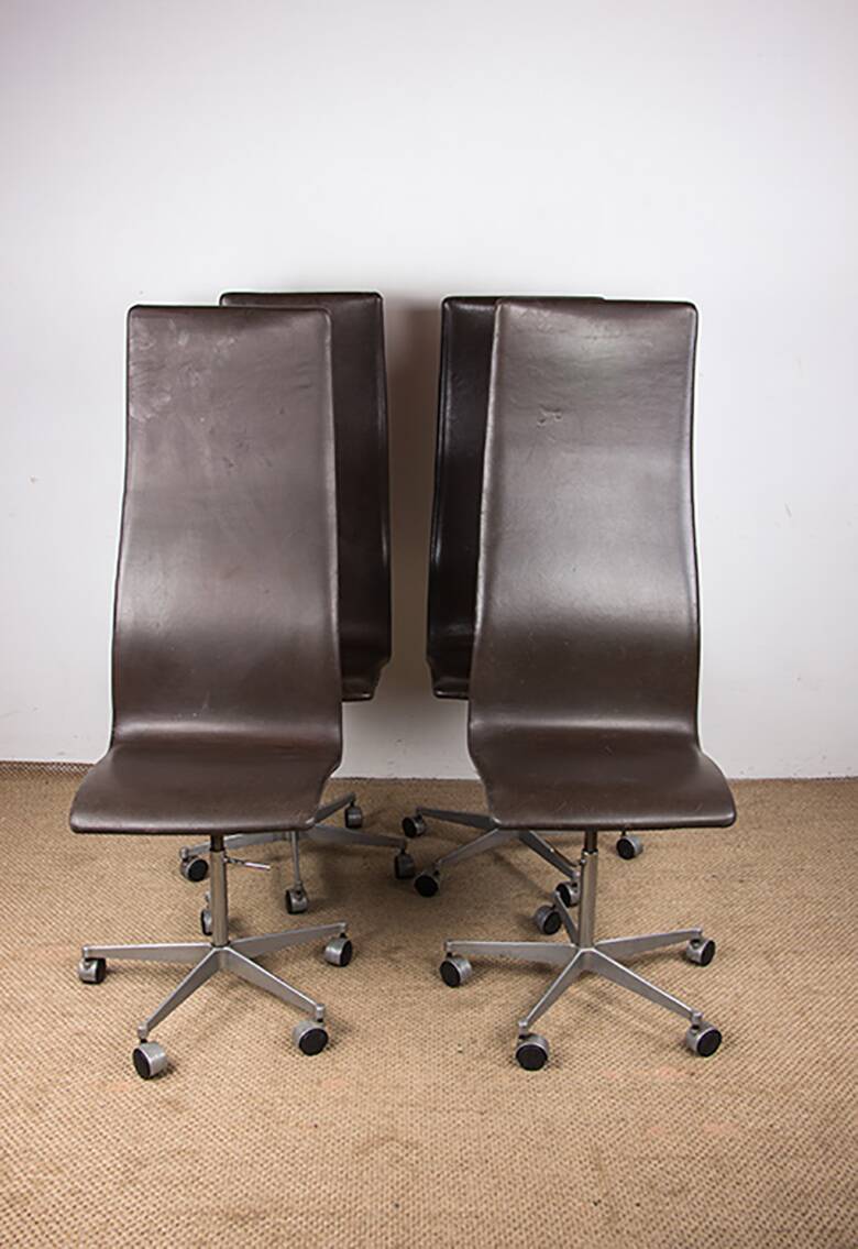 4 office chairs, in leather and aluminum, Oxford model by Arne Jacobsen.