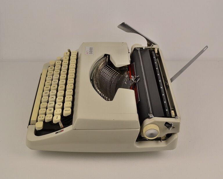 Machine à écrire portative Japy L.72 vintage 1970