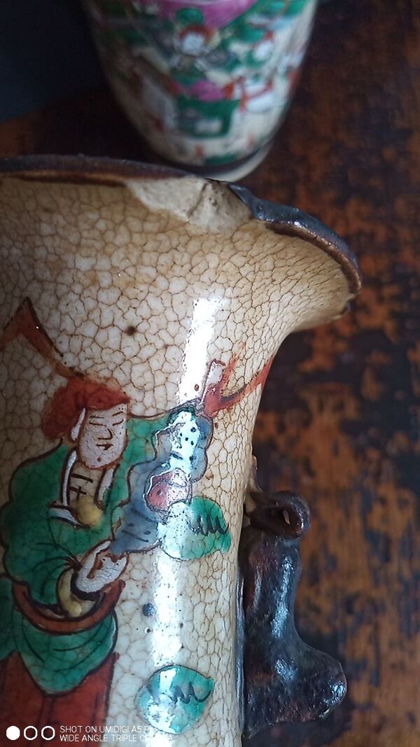 Paire de vases en céramique de Chine - cartouche à la base - travaille ancien