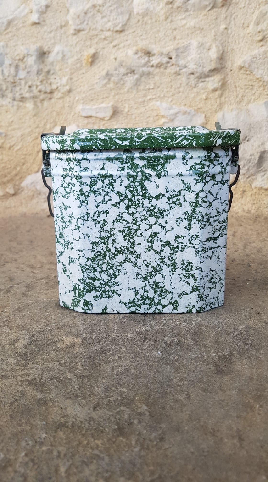 Enamelled sheet metal box