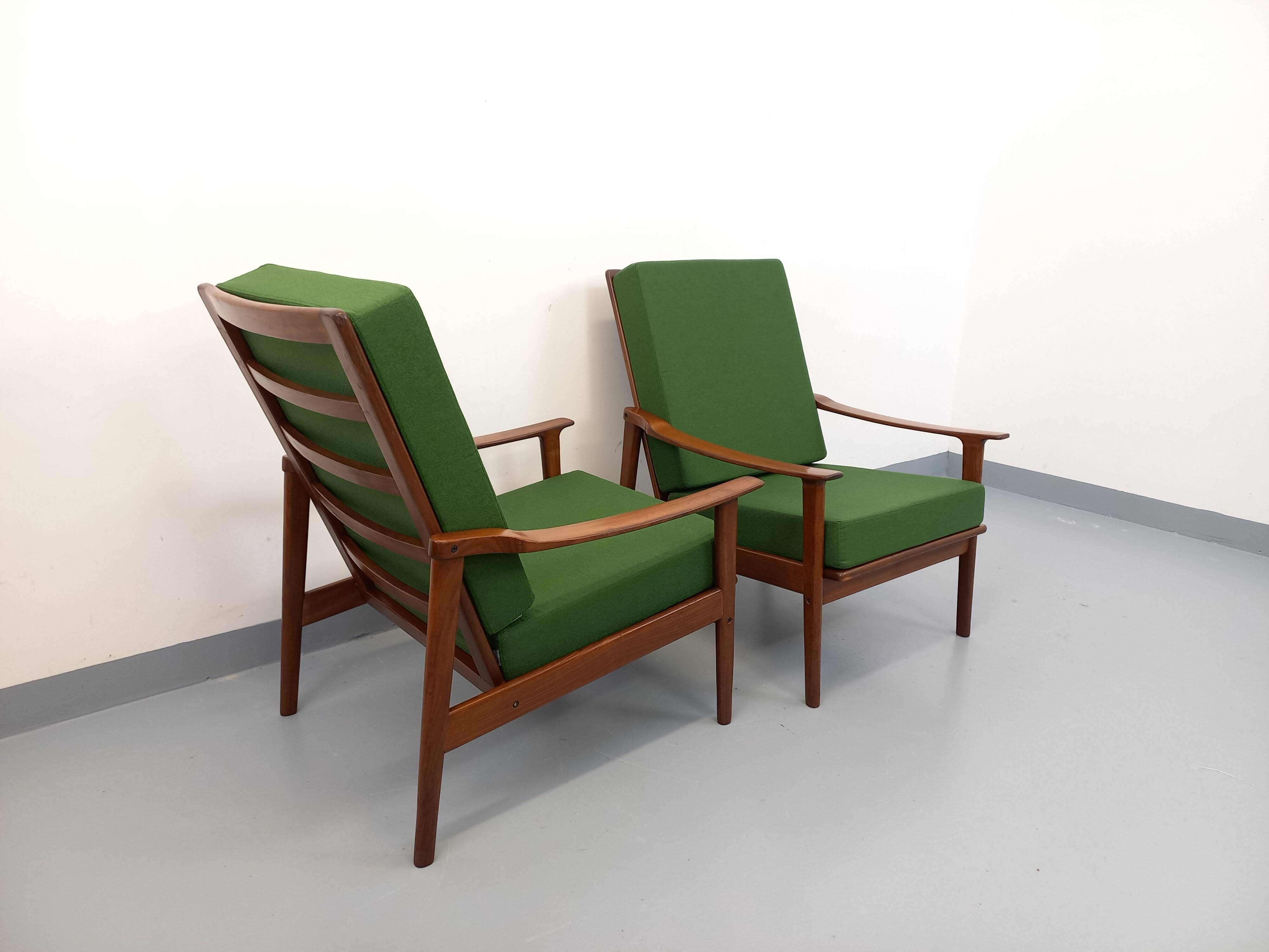 Paire de fauteuils scandinaves vintage en teck et tissu vert des années 60