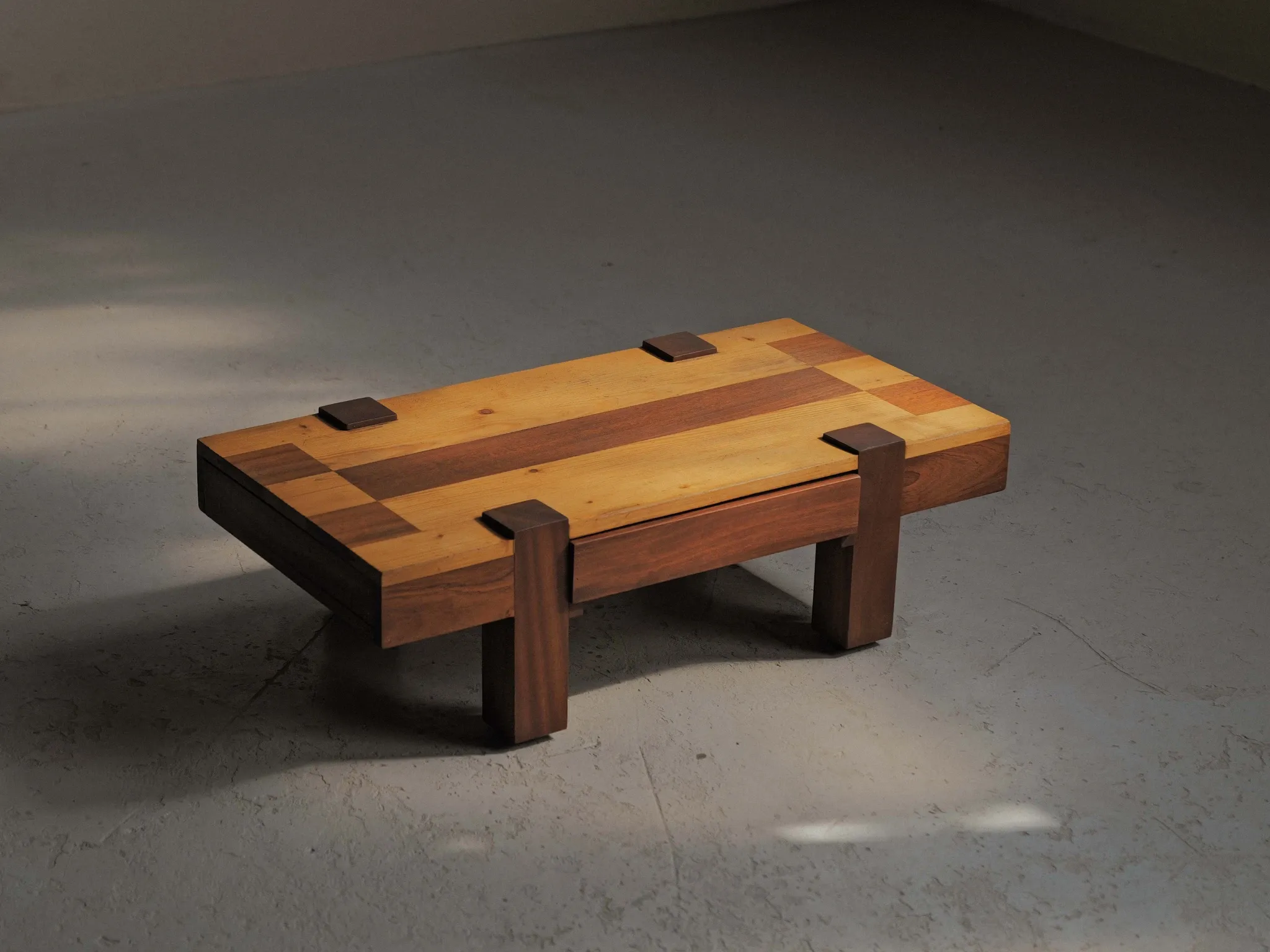 Table basse artisanale à plateau graphique, vers 1980
