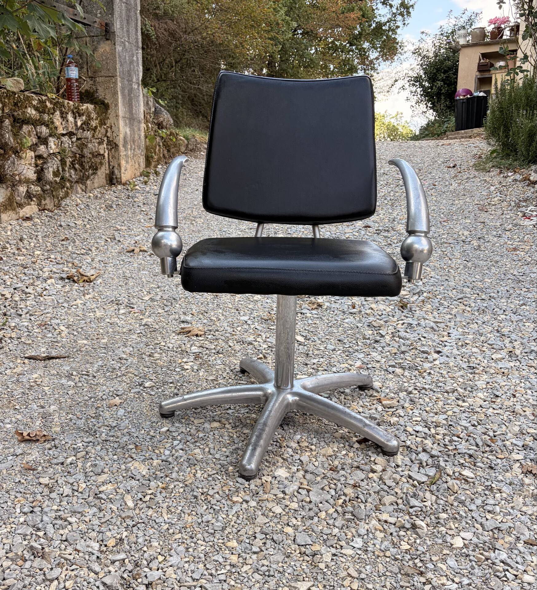 Futuristic 90s style hairdresser's chair