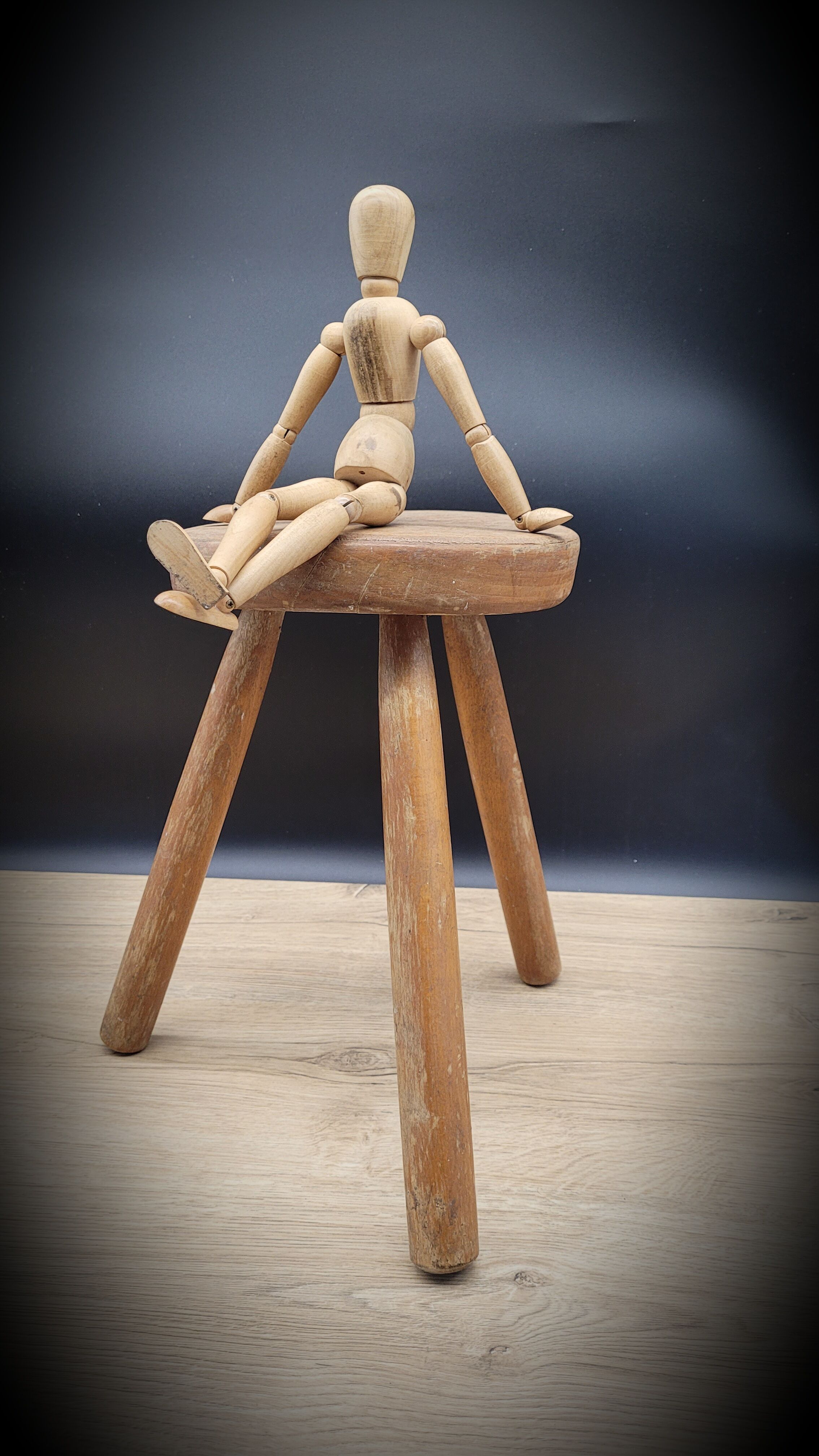 Cowherd stool tripod round solid wood