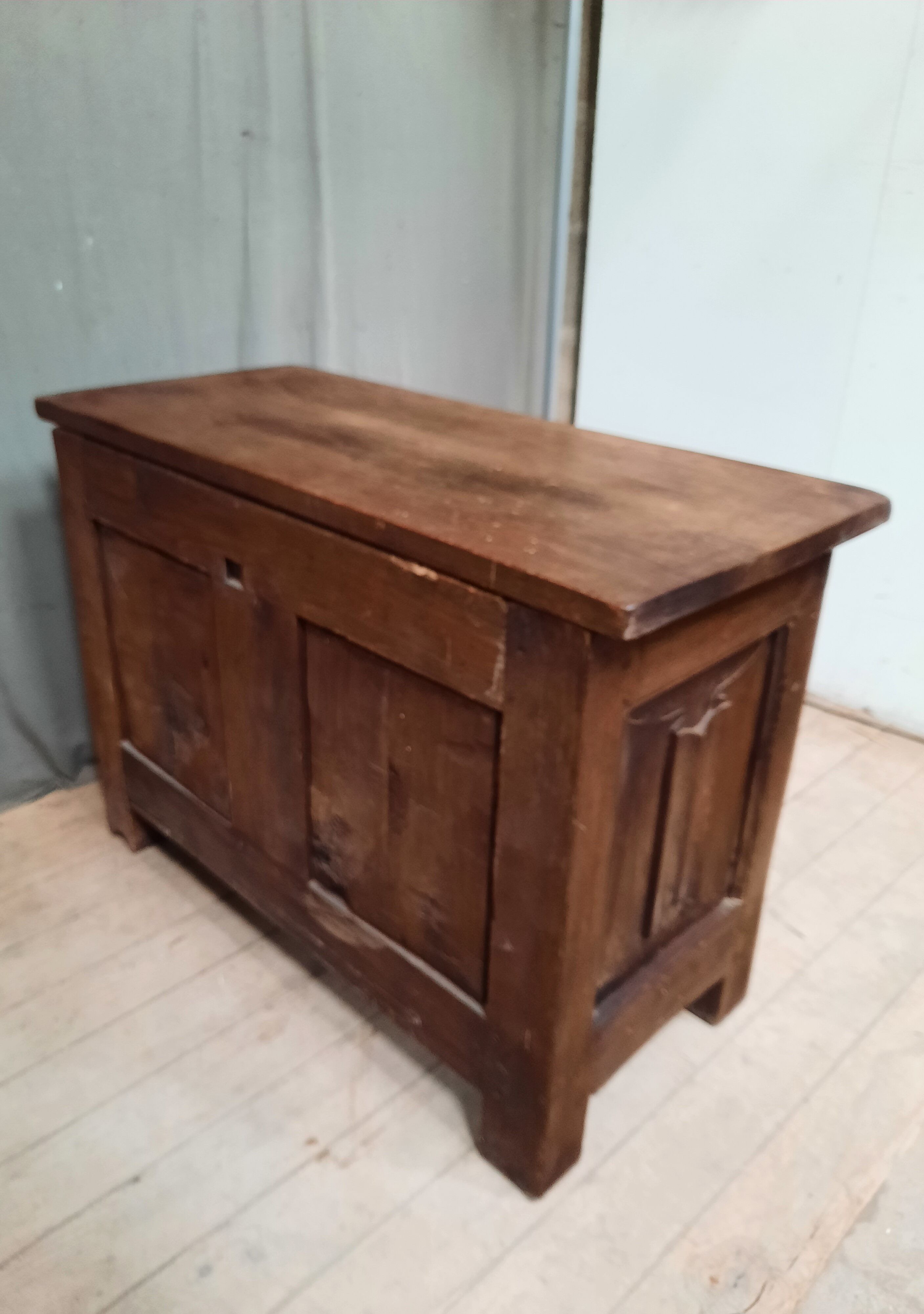 Oak chest with towel pleats