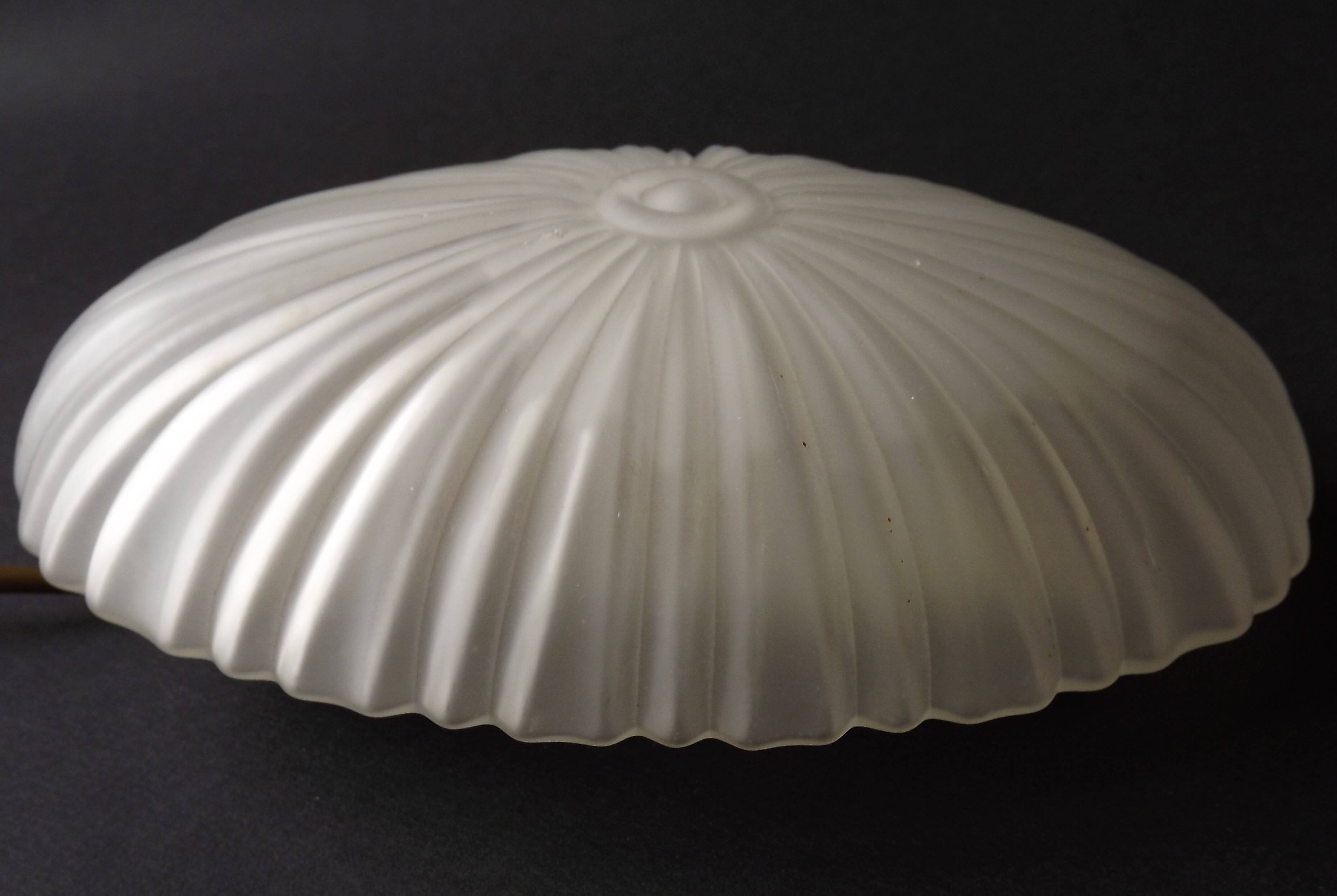 Applique murale en verre blanc opaque de style Art déco, France années 1970