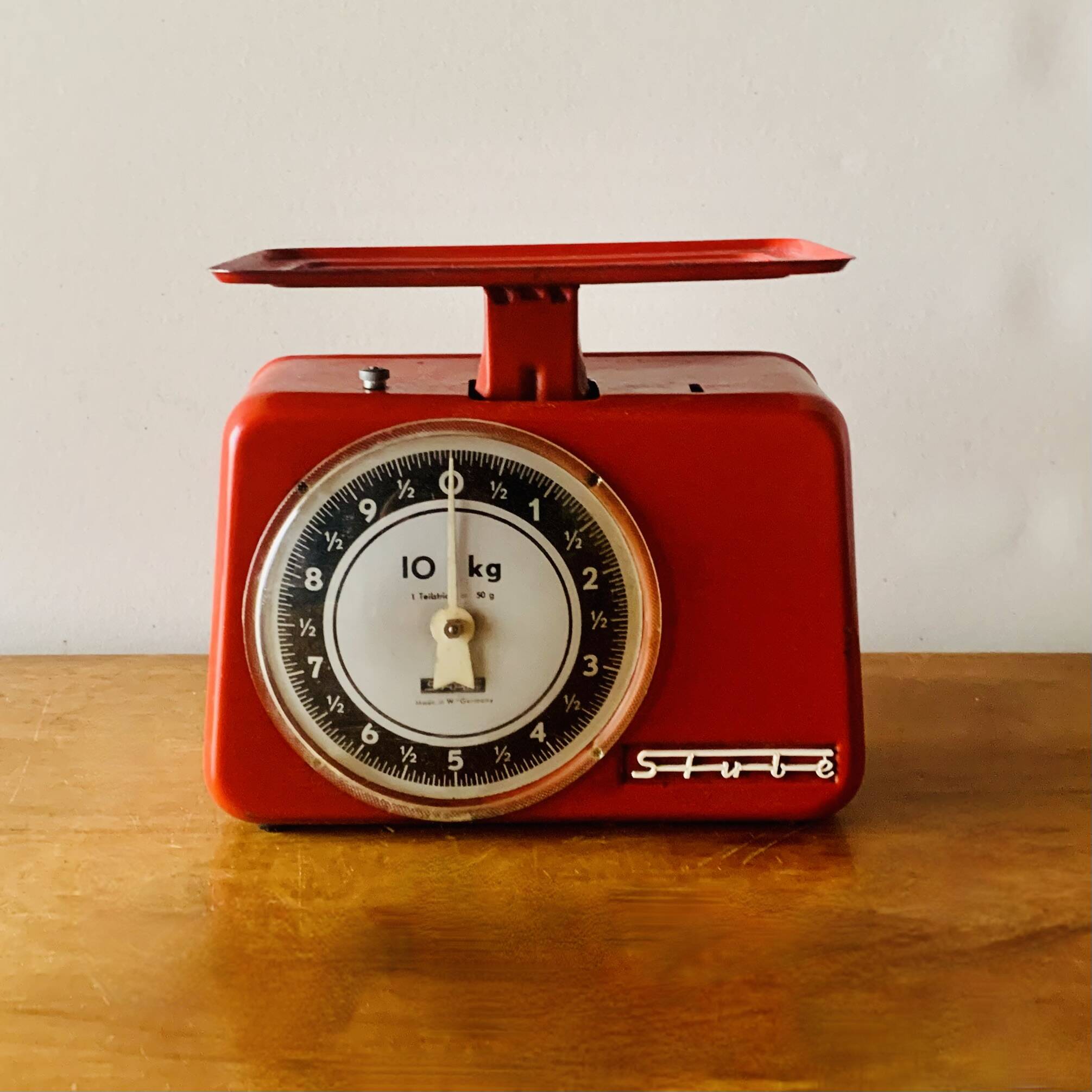 Stube - old household scale in red enameled metal - force 10