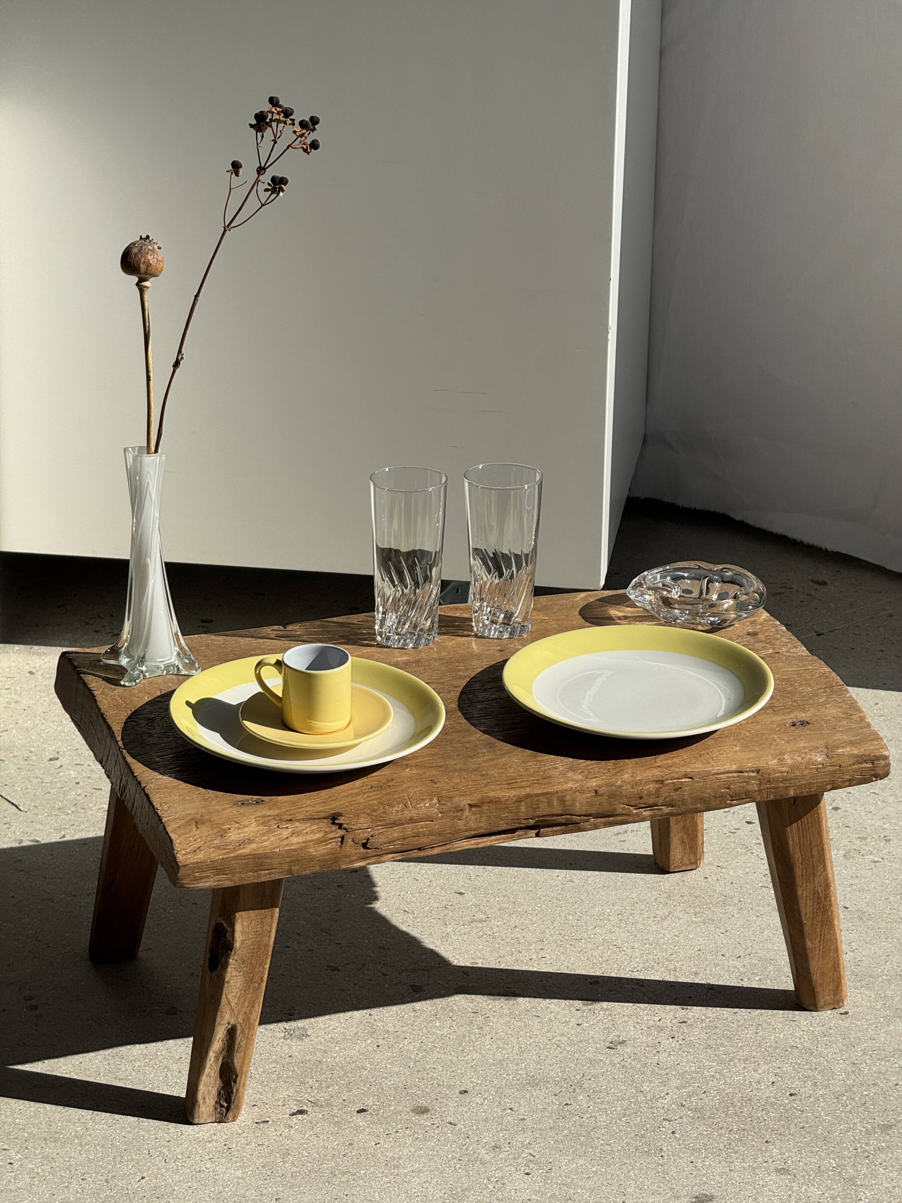 Set of 2 large plates with yellow rim, brand 12.