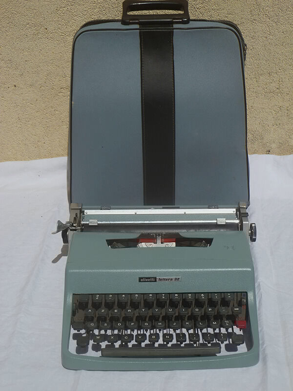 Olivetti Lettera 32 typewriter