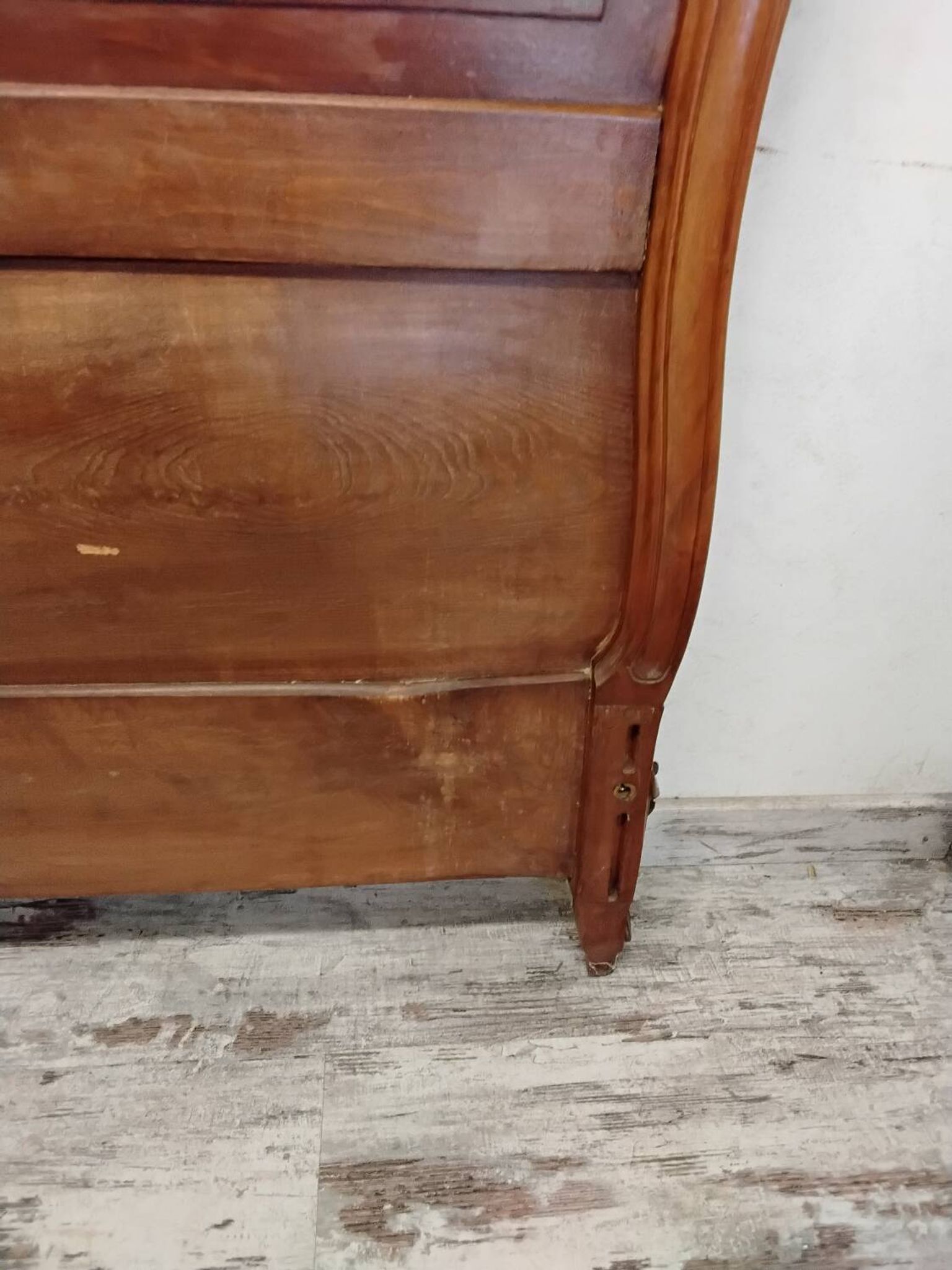 Headboard made of carved wood