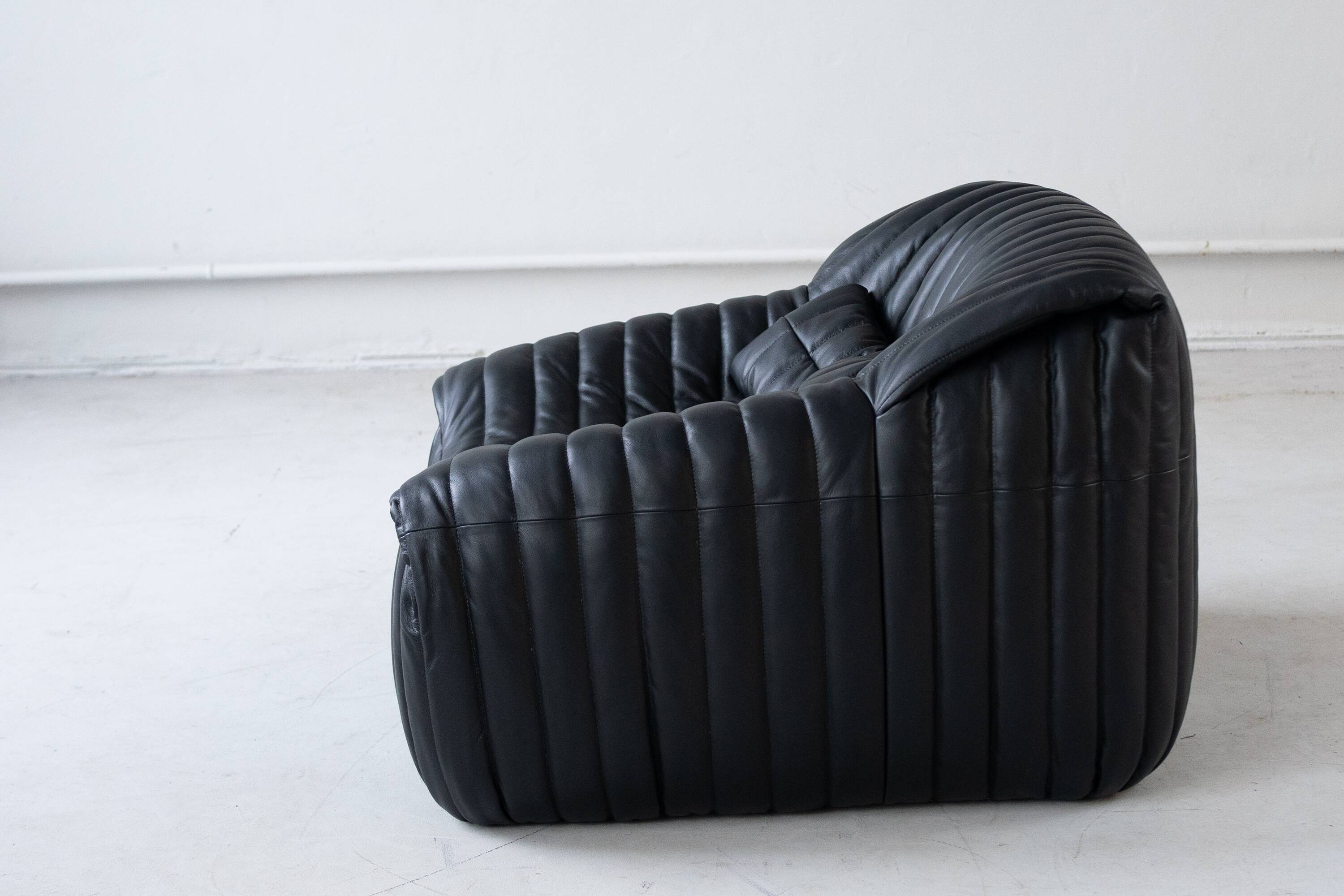 Sandra Set par Annie Hieronimus pour Cinna – Collection de canapés en cuir noir
