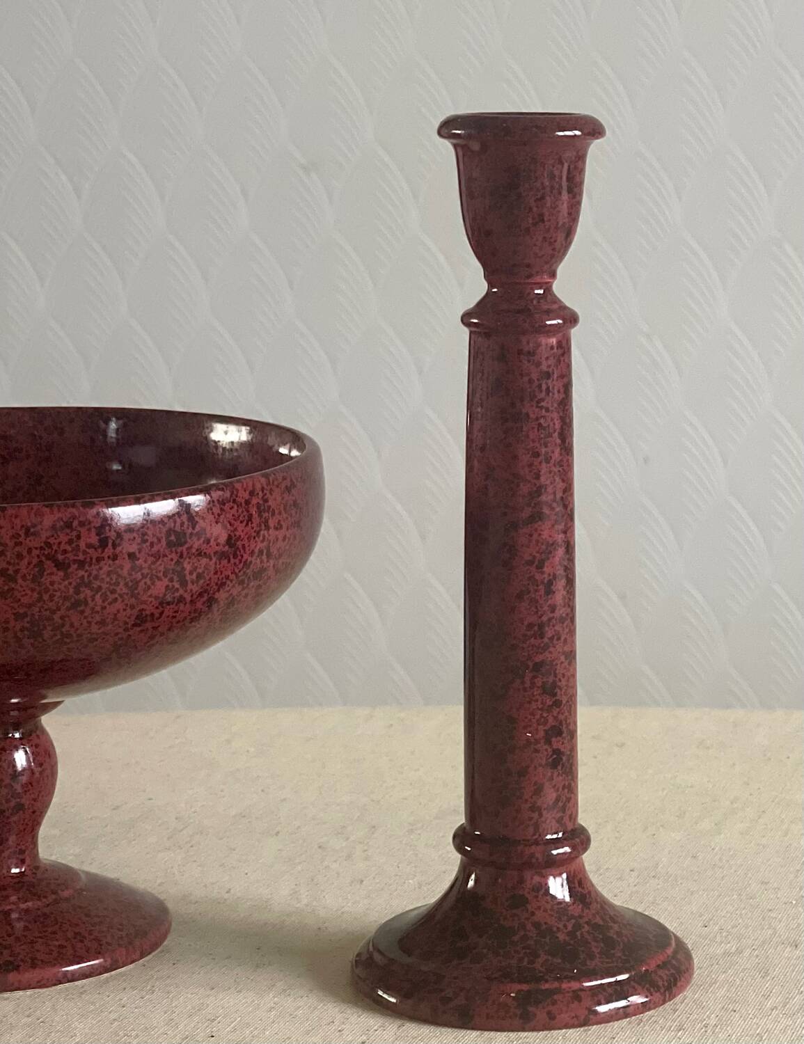 Candlesticks and bowl in speckled ceramic.