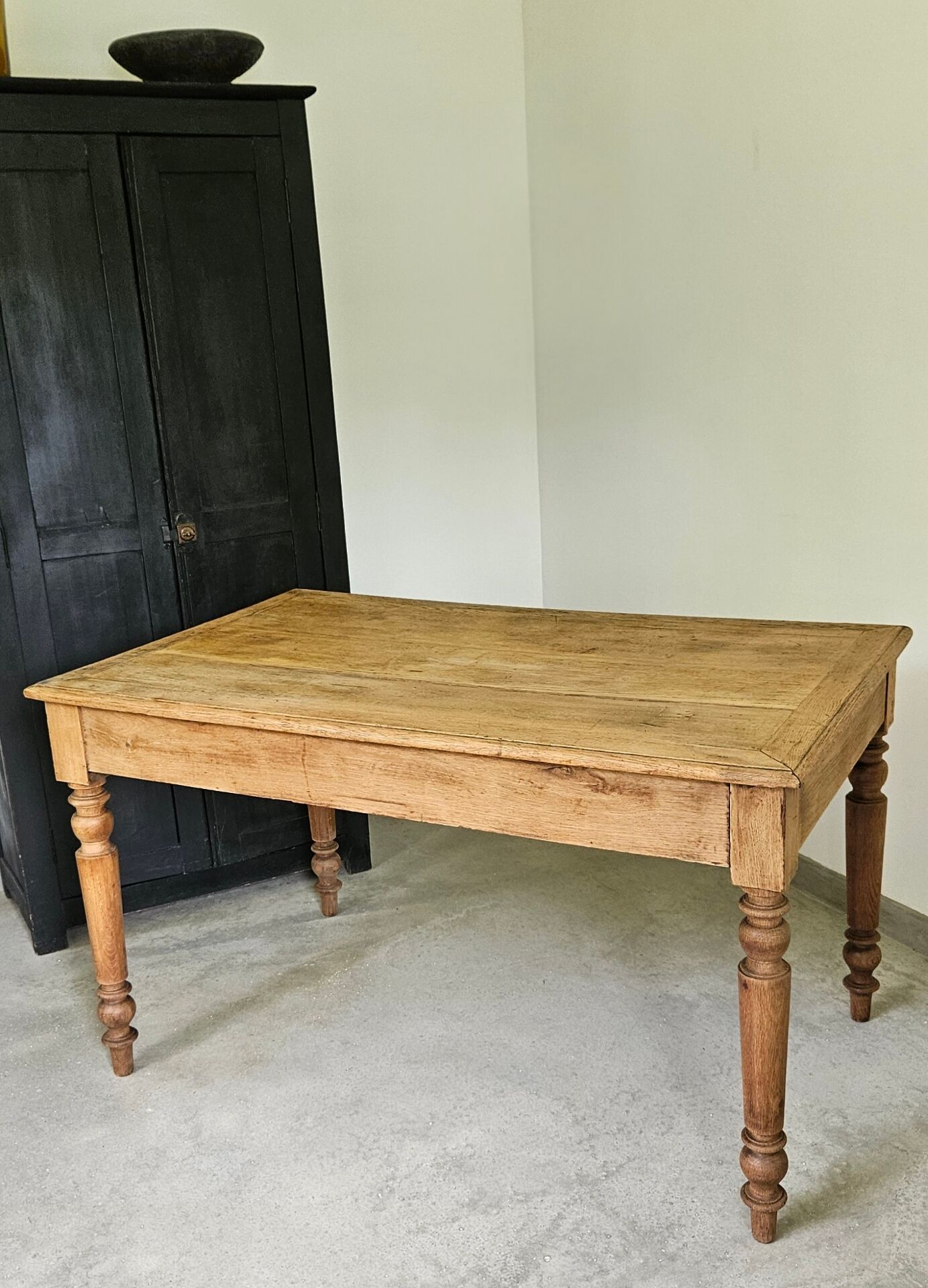 Farmhouse table, solid oak wood, raw finish, shell handles, for 6 people.