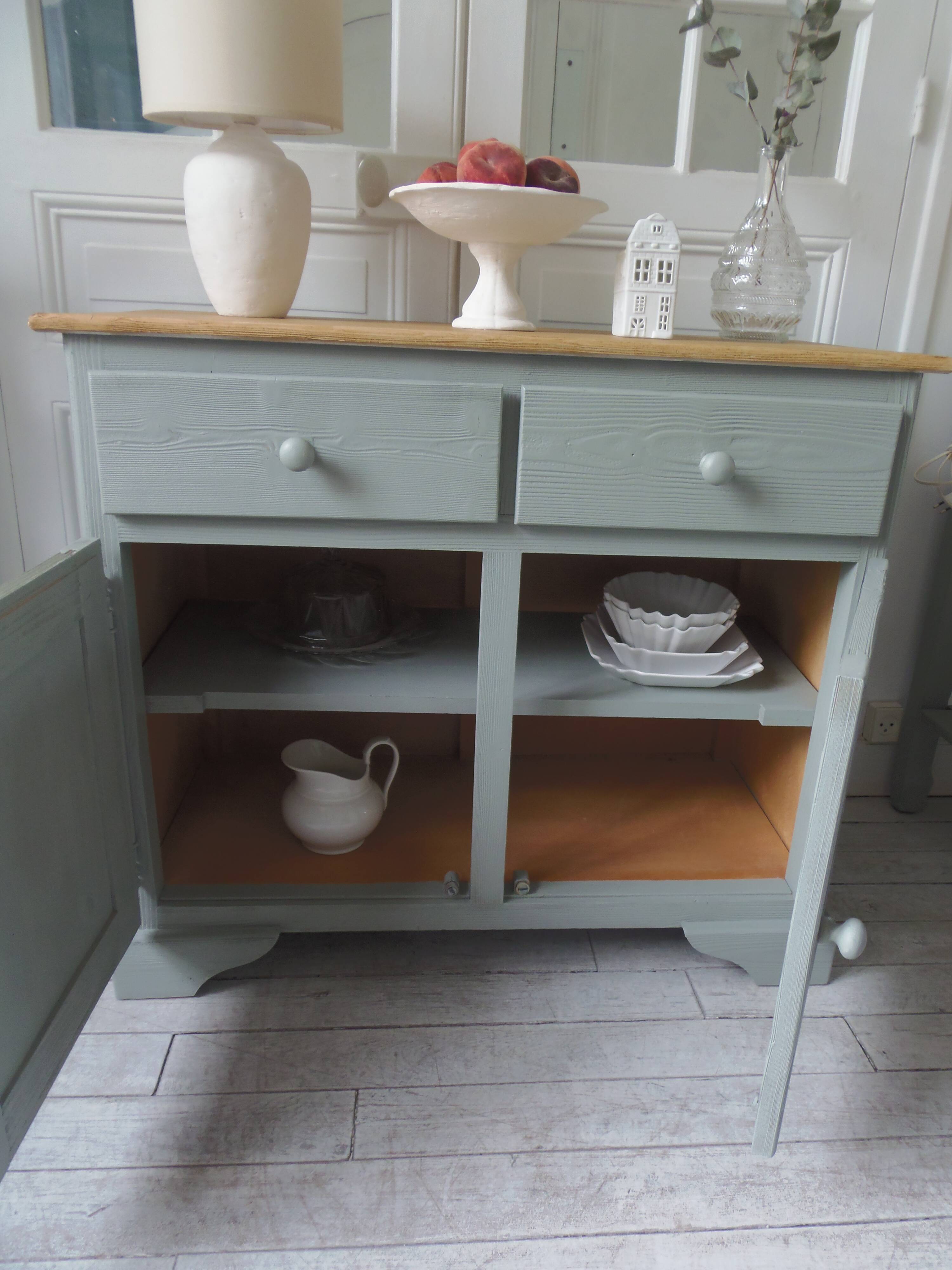 Compact buffet re-enchanted in grey-green, wooden top.