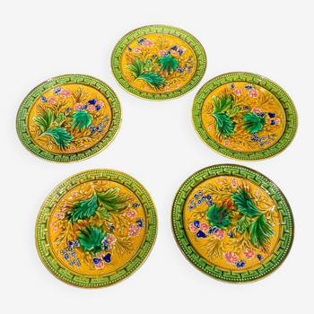 Lot de 5 assiettes en céramique avec des motifs fleuries jaunes et verts.