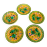 Lot de 5 assiettes en céramique avec des motifs fleuries jaunes et verts.