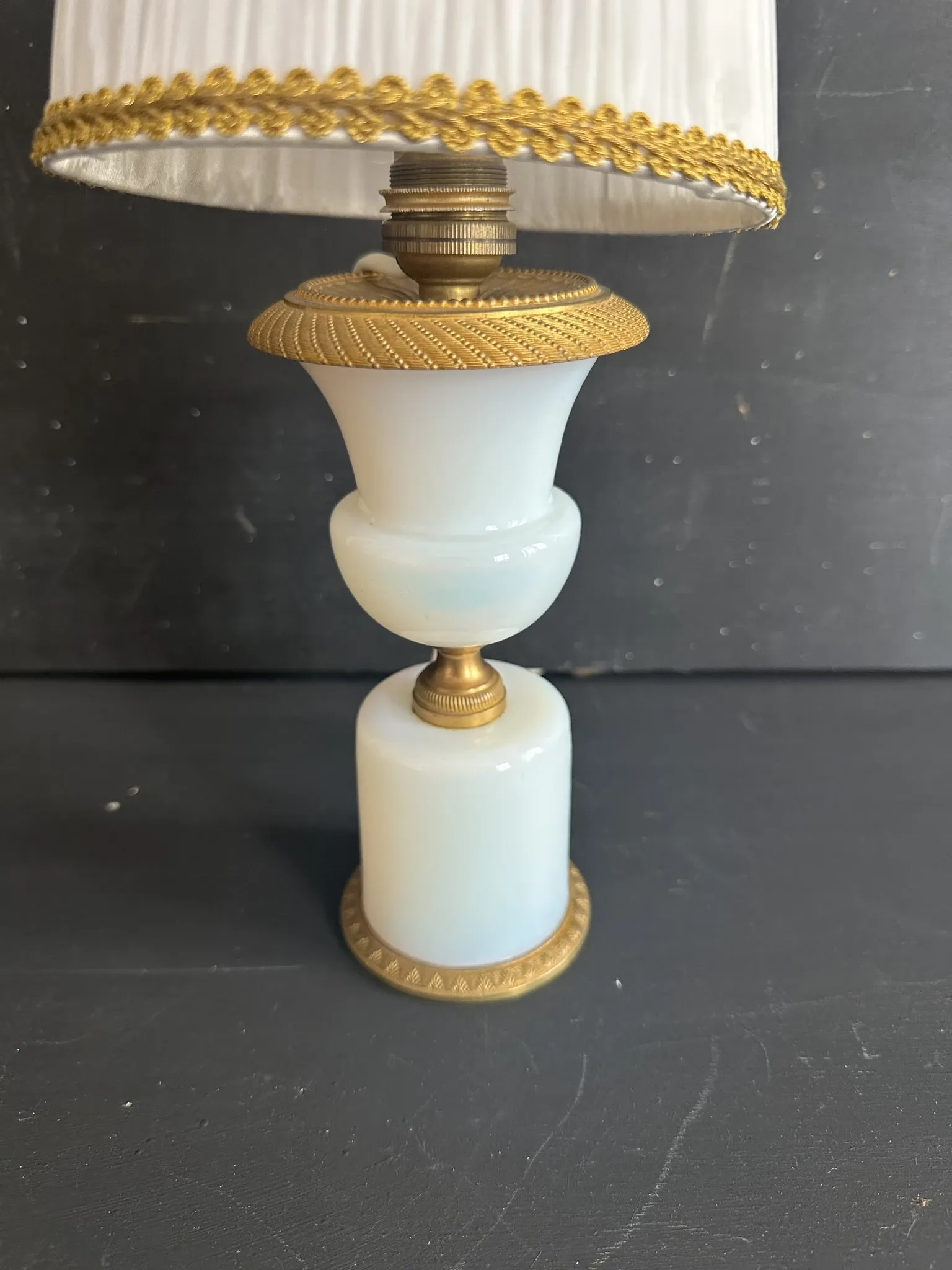Lampe XIXe en opaline blanche et métal doré